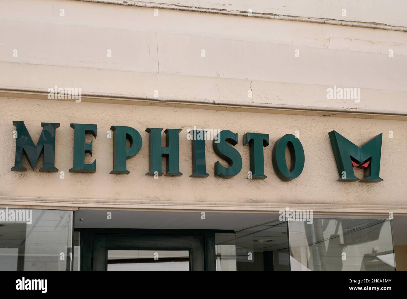 toulouse , occitanie France - 06 25 2021 : Mephisto sign text store and  logo brand shop on facade boutique Stock Photo - Alamy