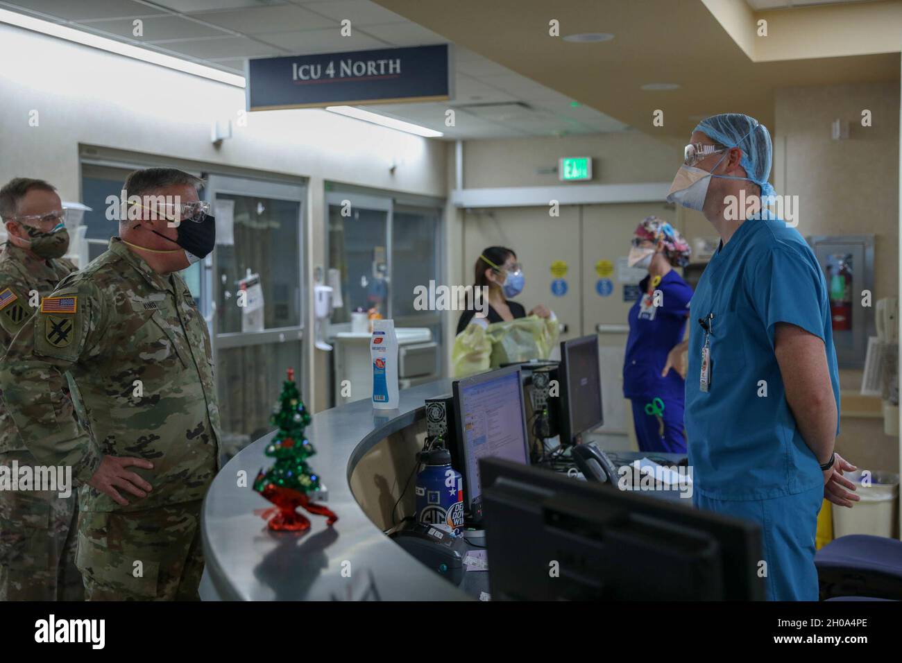 U. S. Army Maj. Gen. John King, commander commanding general of U.S. Army North Task Force-51, speaks with U.S. Air Force Capt. Joshua Boswell, assigned to 60th Medical Group, Travis Air Force Base, Calif., during a visit to the Community Regional Medical Center, Fresno, Calif., Jan. 4, 2021.  U.S. Northern Command, through U.S. Army North, remains committed to providing flexible Department of Defense support to the whole-of-America COVID-19 response. Stock Photo