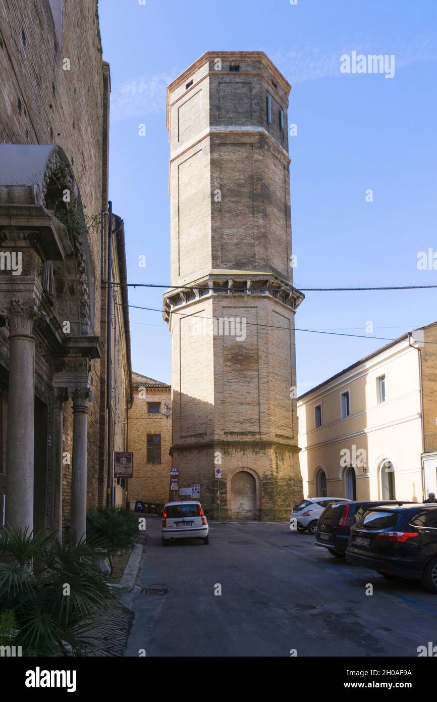 póngase en fila disco boxeo Tower Passero Solitario, Recanati, Marche, Italy, Europe Stock Photo - Alamy