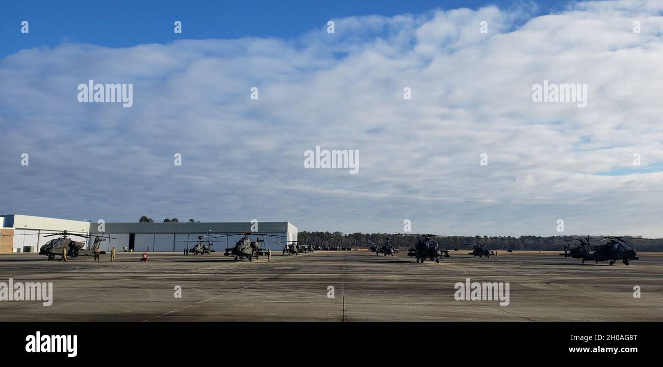 U.S. Army National Guard Soldiers and helicopters of the 1-151st Attack ...