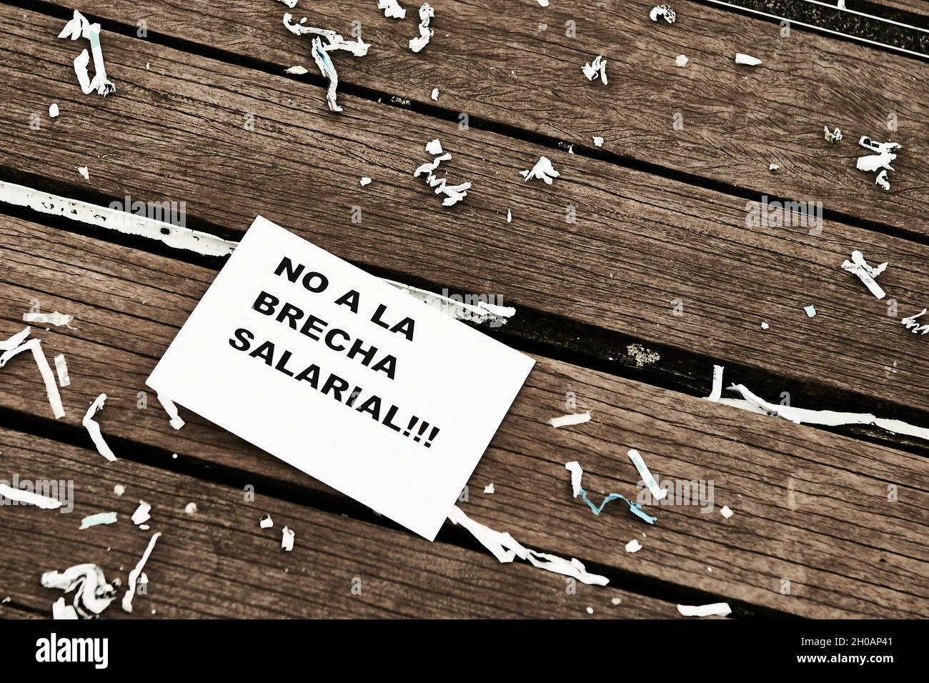 Paper on the floor with the phrase 'no a la Brecha salarial' Stock Photo