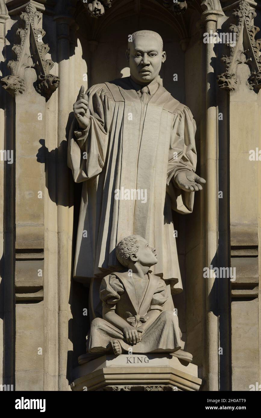 London, England, UK. Westminster Abbey - the Modern Martyrs (Tim Crawley, 1998) statues of ten modern martyrs above main entrance. Martin Luther King Stock Photo