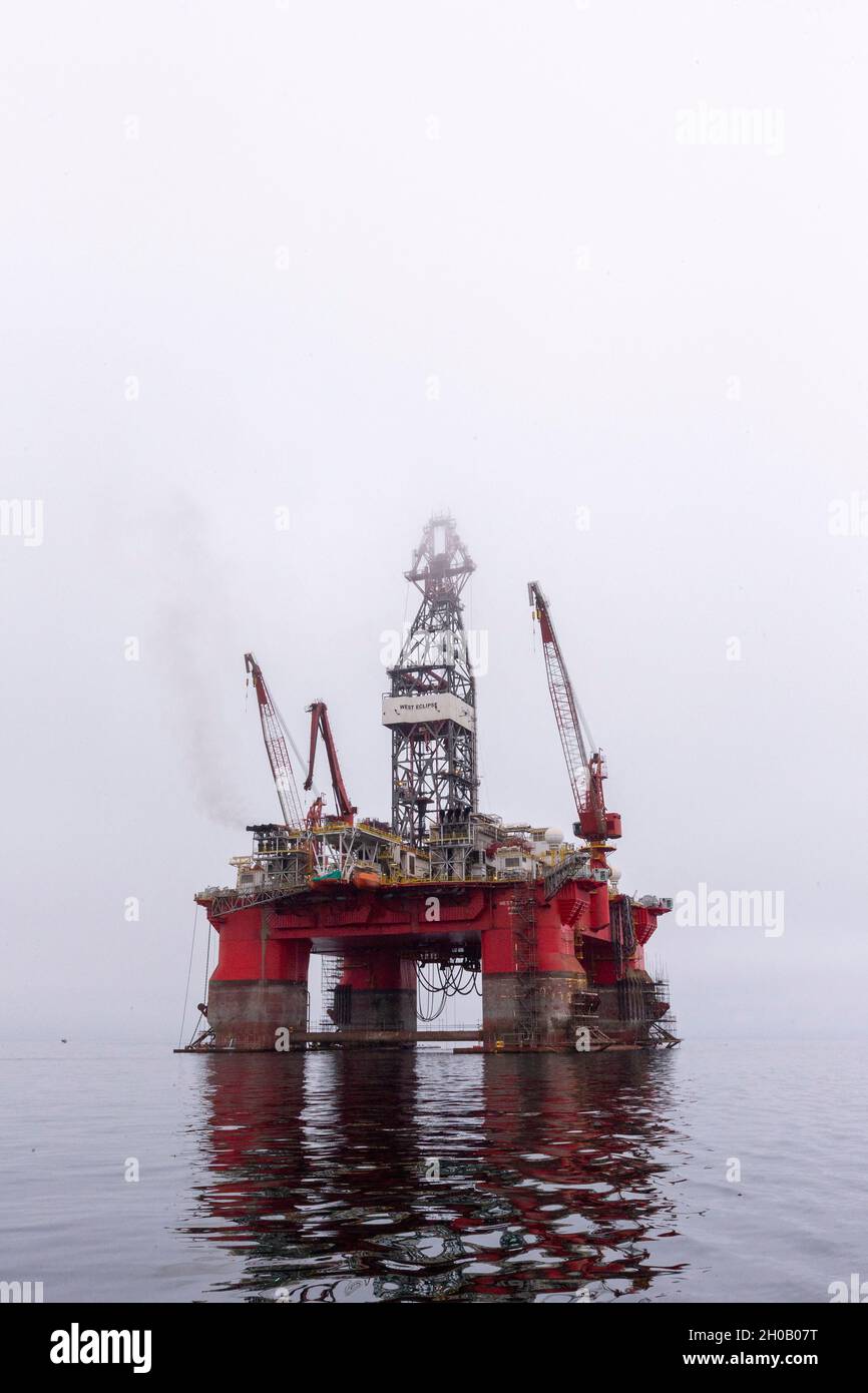 Ultra deepwater semi submersible drilling rig hi-res stock photography ...