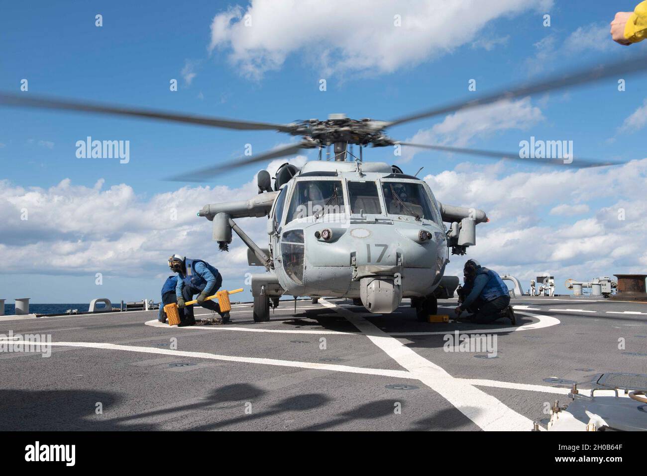 210115-N-QD512-1325 ATLANTIC OCEAN (Jan. 15, 2020) Sailors remove ...