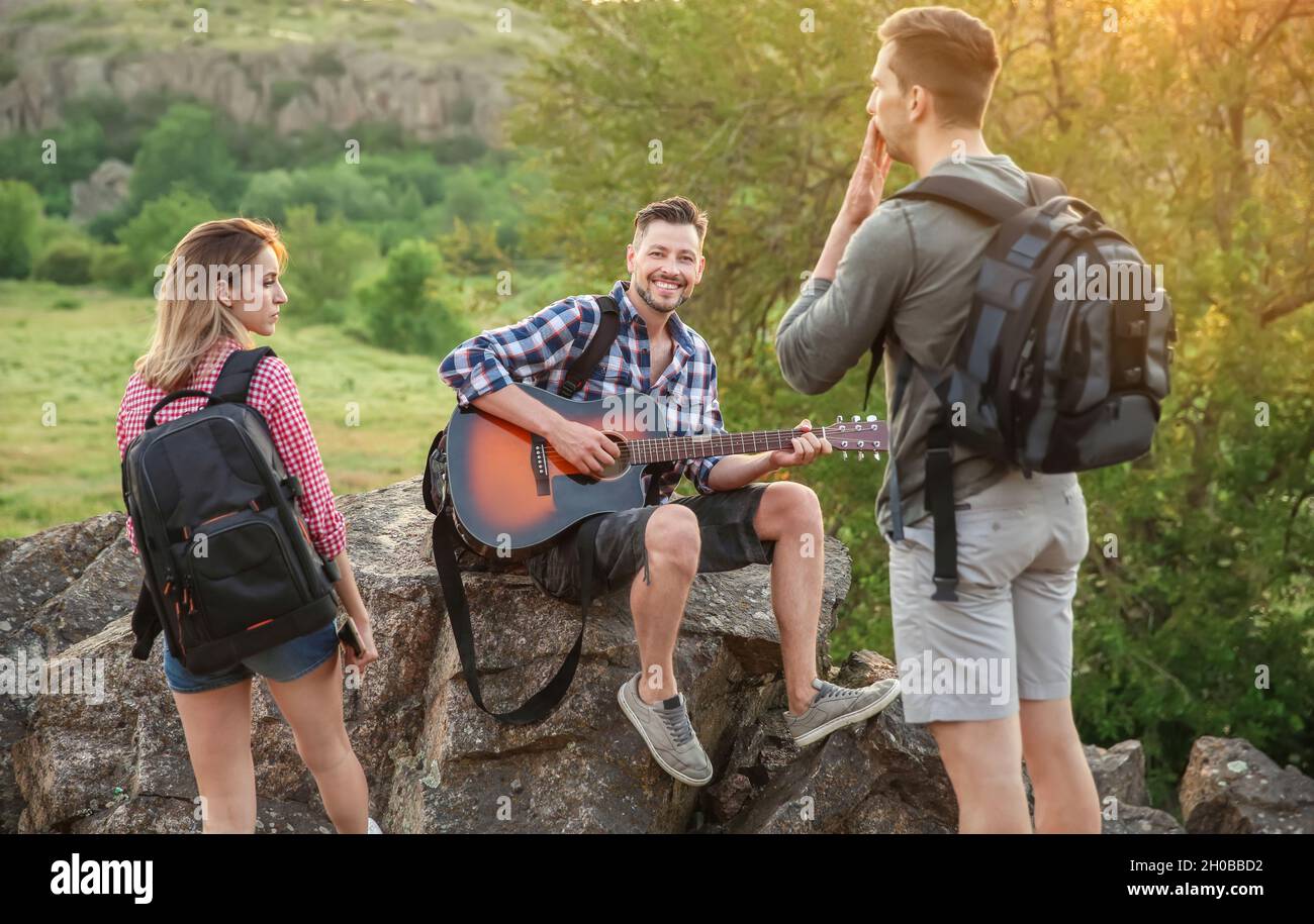 Young people backpacking guitar hires stock photography and images Alamy