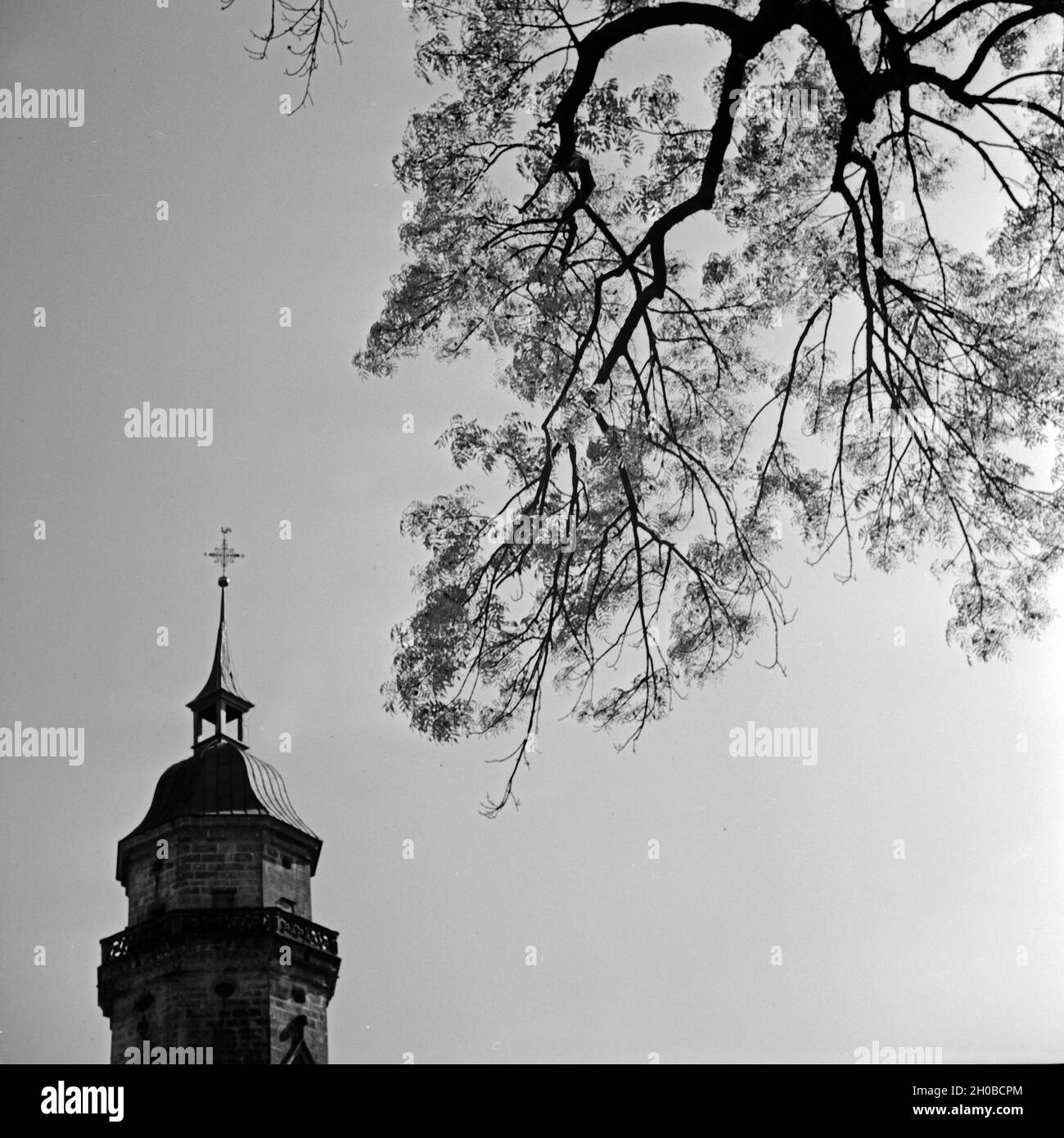 Spitzes des Turms der Stadtkirche in Freudenstadt im Schwarzwald, Deutschland 1930er Jahre. Top of the belfry of Stadtkirche church at Freudenstadt in Black Forest, Germany 1930s. Stock Photo
