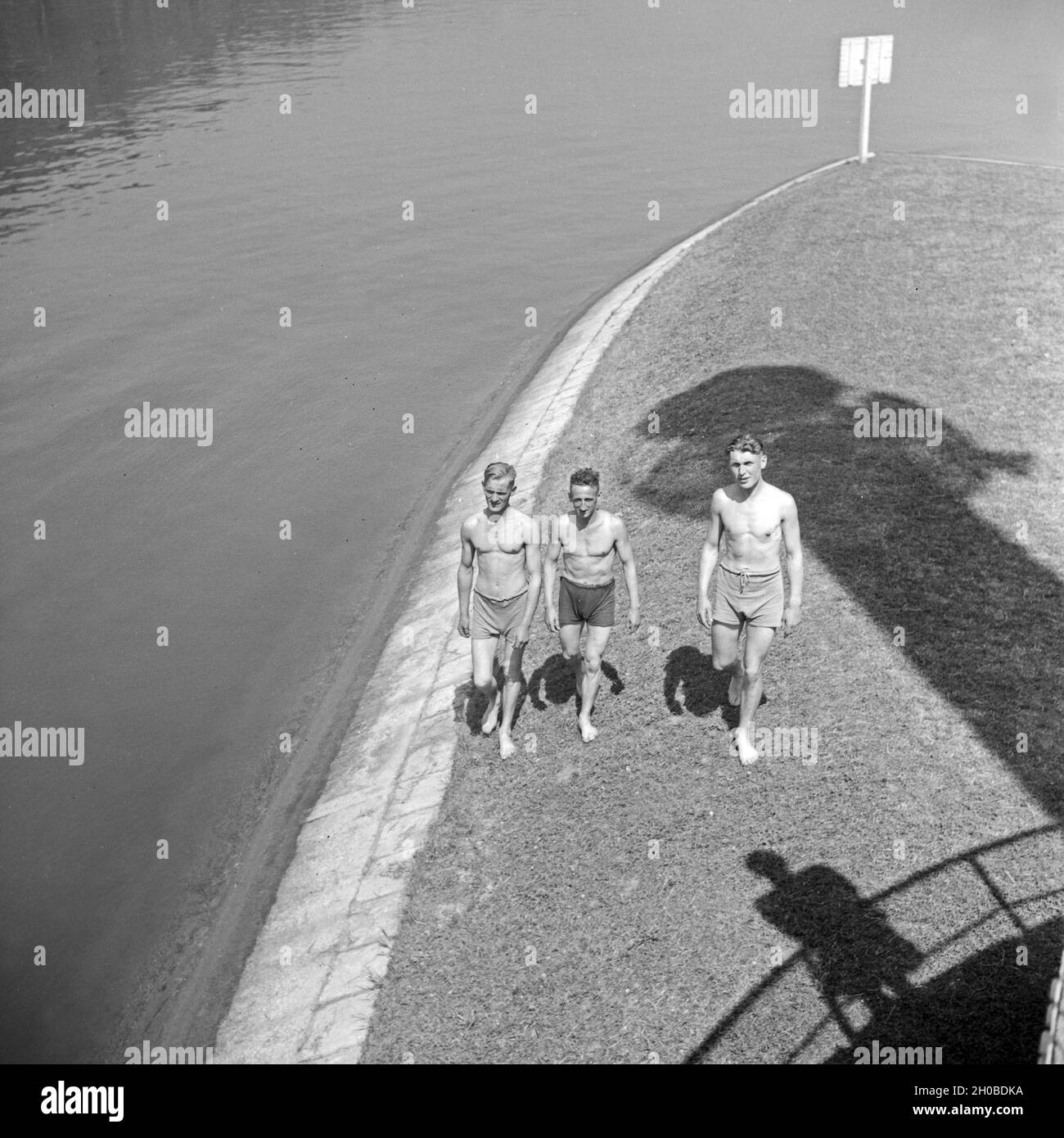 Drei junge Männer auf einer Landzunge im Max Eyth See in Stuttgart, Deutschland 1930er Jahre. Three young men on an island of Max Eyth lake at Stuttgart, Germany 1930s. Stock Photo