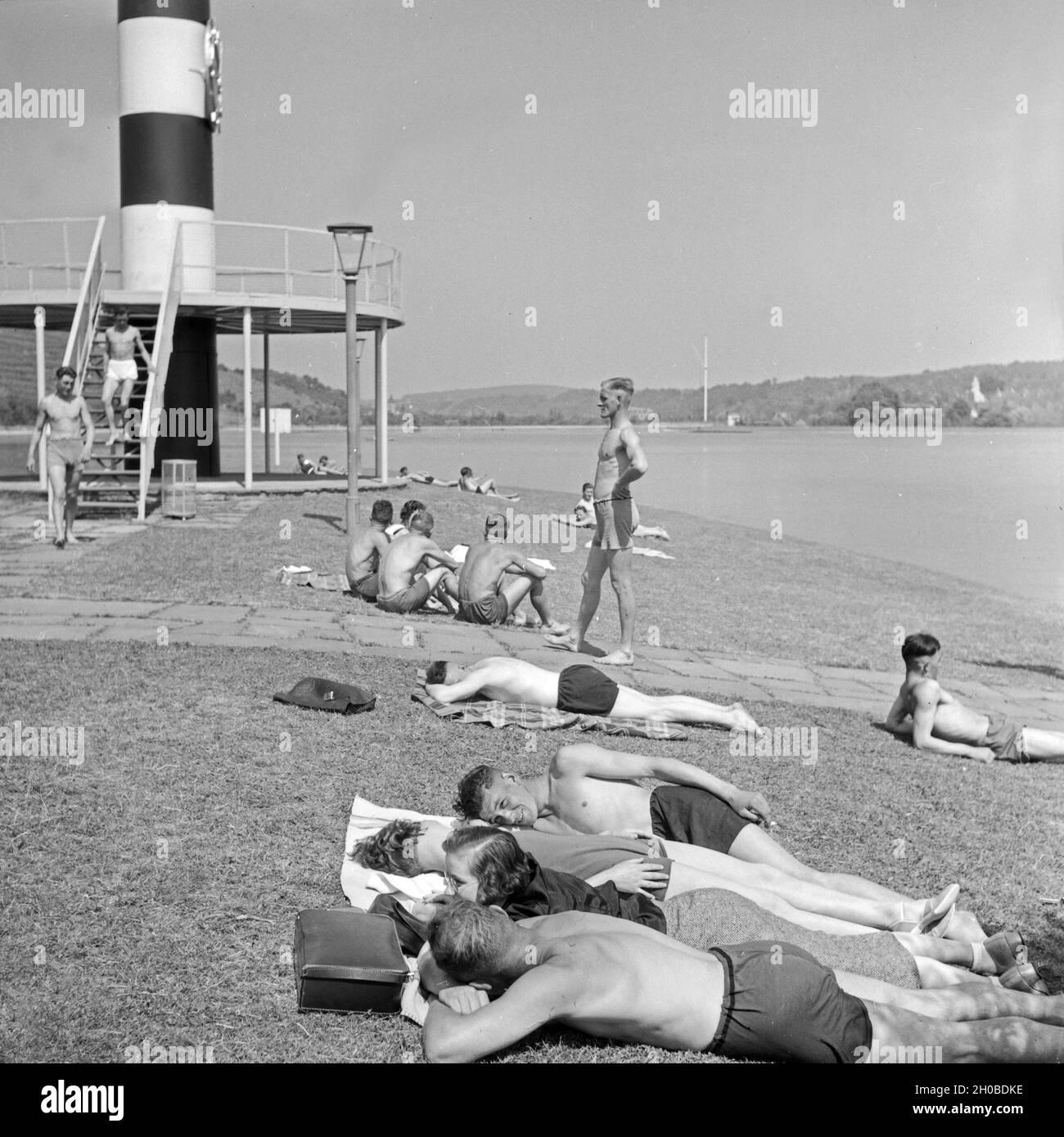 Badende und Sonnenanbeter am Max Eyth See in Stuttgart, Deutschland 1930er Jahre. Sunbathers on the shore of Max Eyth lake at Stuttgart, Germany 1930s. Stock Photo