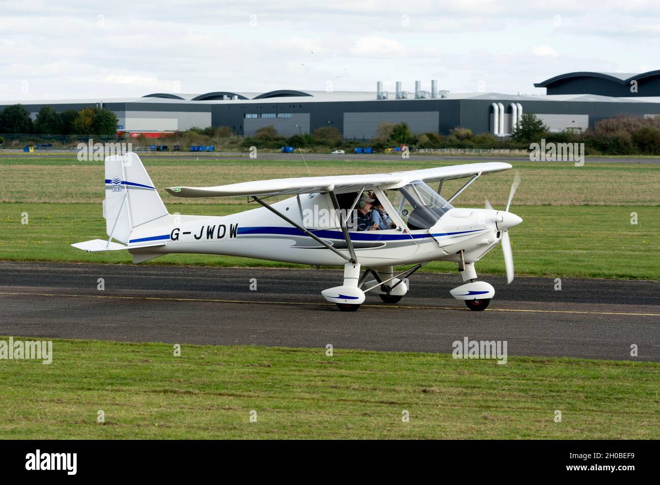 Ikarus C42 FB80 microlight (G-JWDW) at Wellesbourne Airfield, Warwickshire, UK Stock Photo