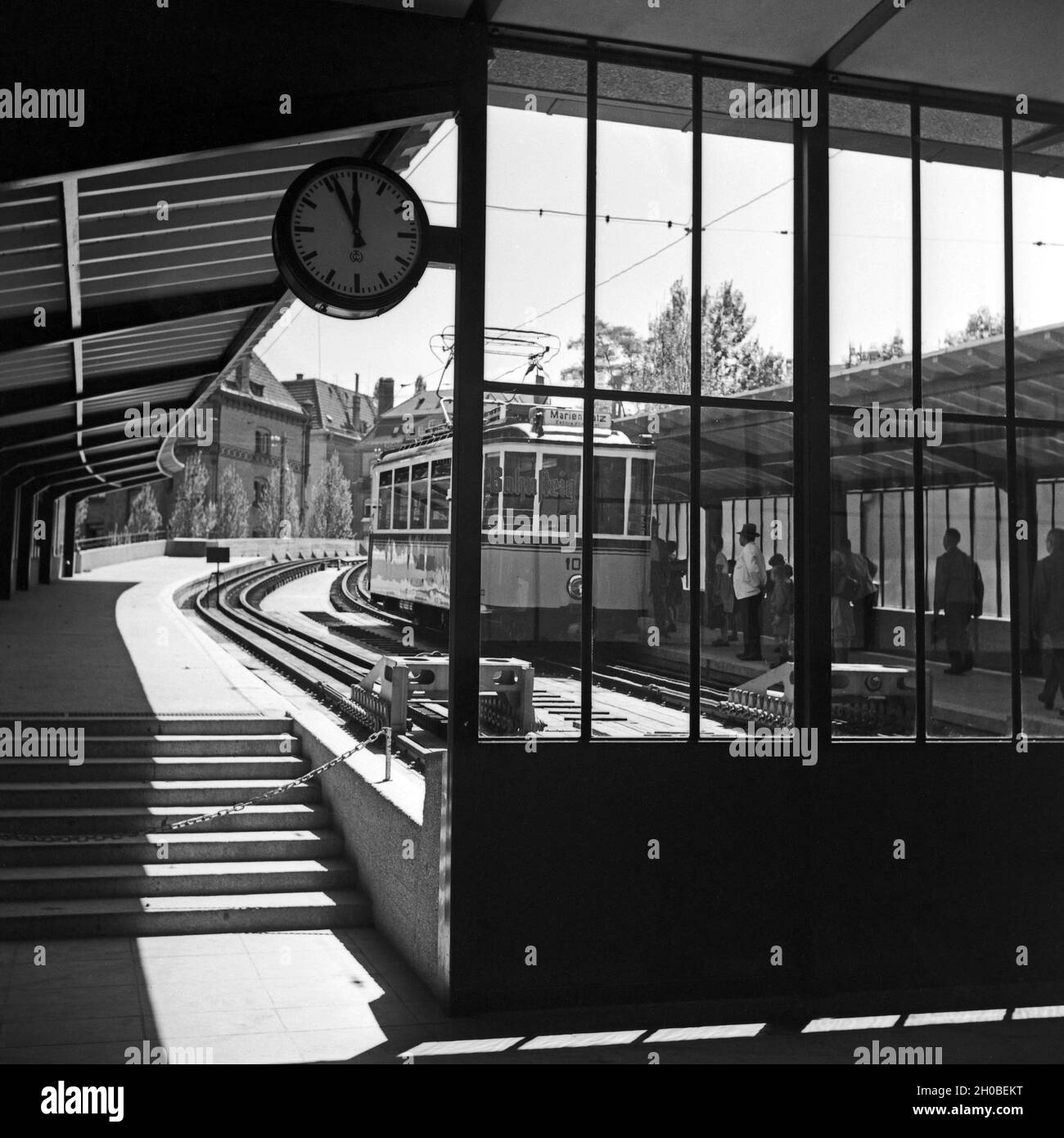 Fahrgaste warten auf dem bahnsteig vom hauptbahnhof in stuttgart hi-res ...