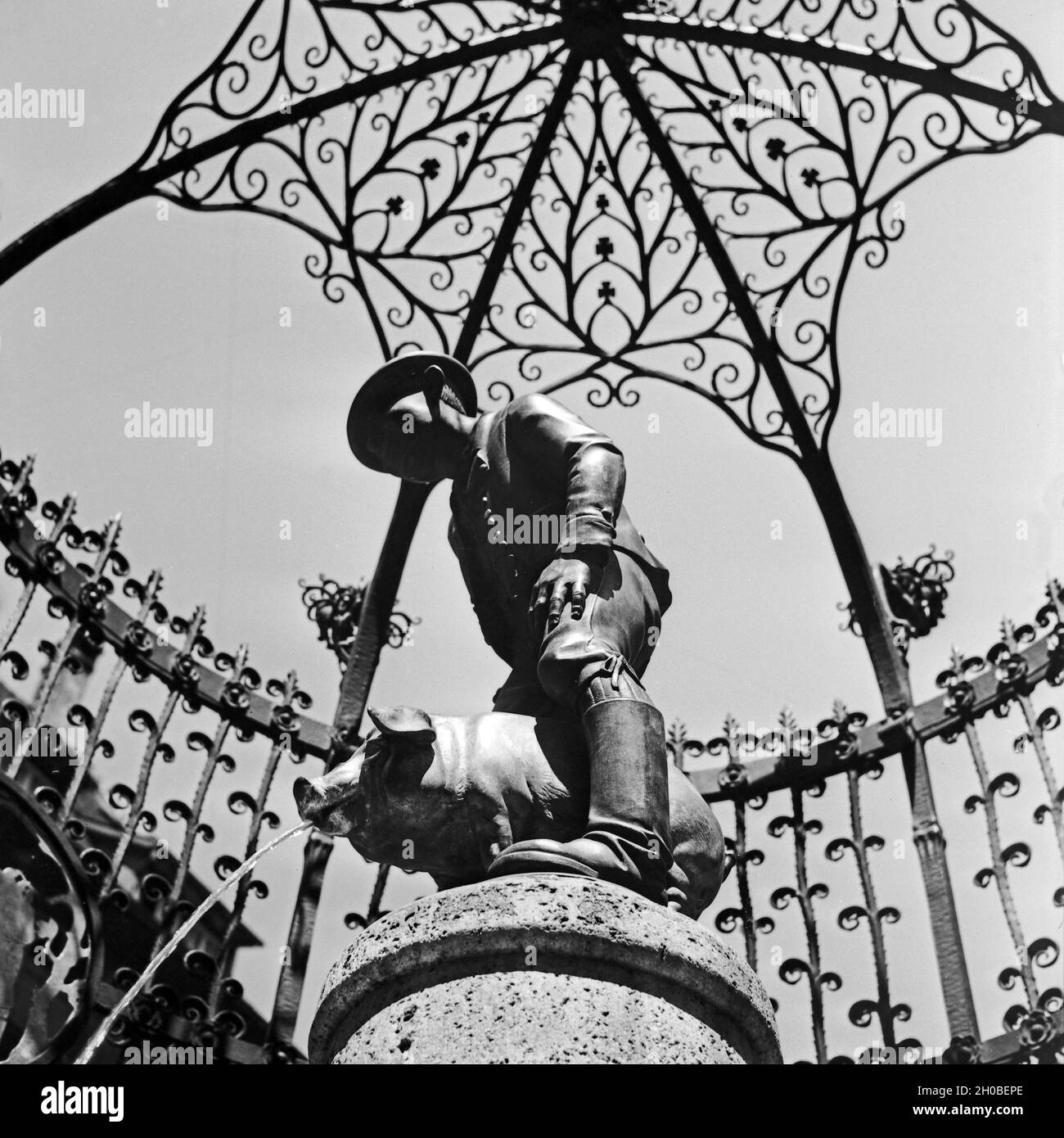 Der Hans im Glück Bunnen im Stadtzentrum von Stuttgart, Deutschland 1930er Jahre. Hans in Luck fountain at Stuttgart city centre, Germany 1930s. Stock Photo