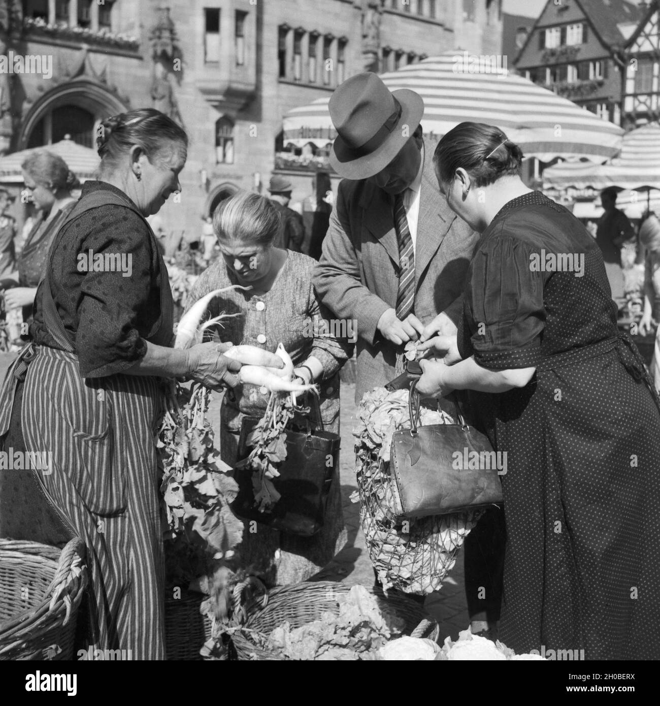 Menschen auf dem Wochenmarkt in der Innenstadt von Stuttgart