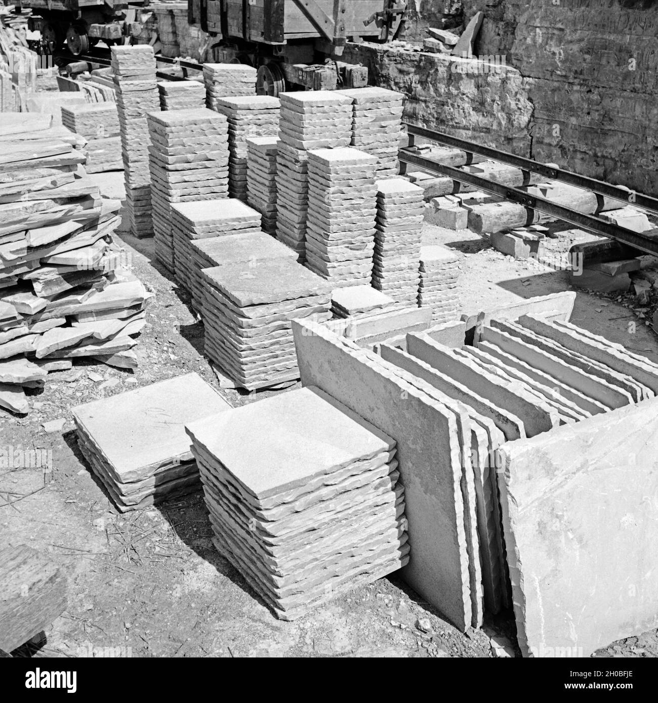 Schieferplatten im Steinbruch für Plattenkalk in Solnhofen, Deutschland 1930er Jahre. Schist plates at the lithographic limestone stone pit at Solnhofen, Germany 1930s. Stock Photo