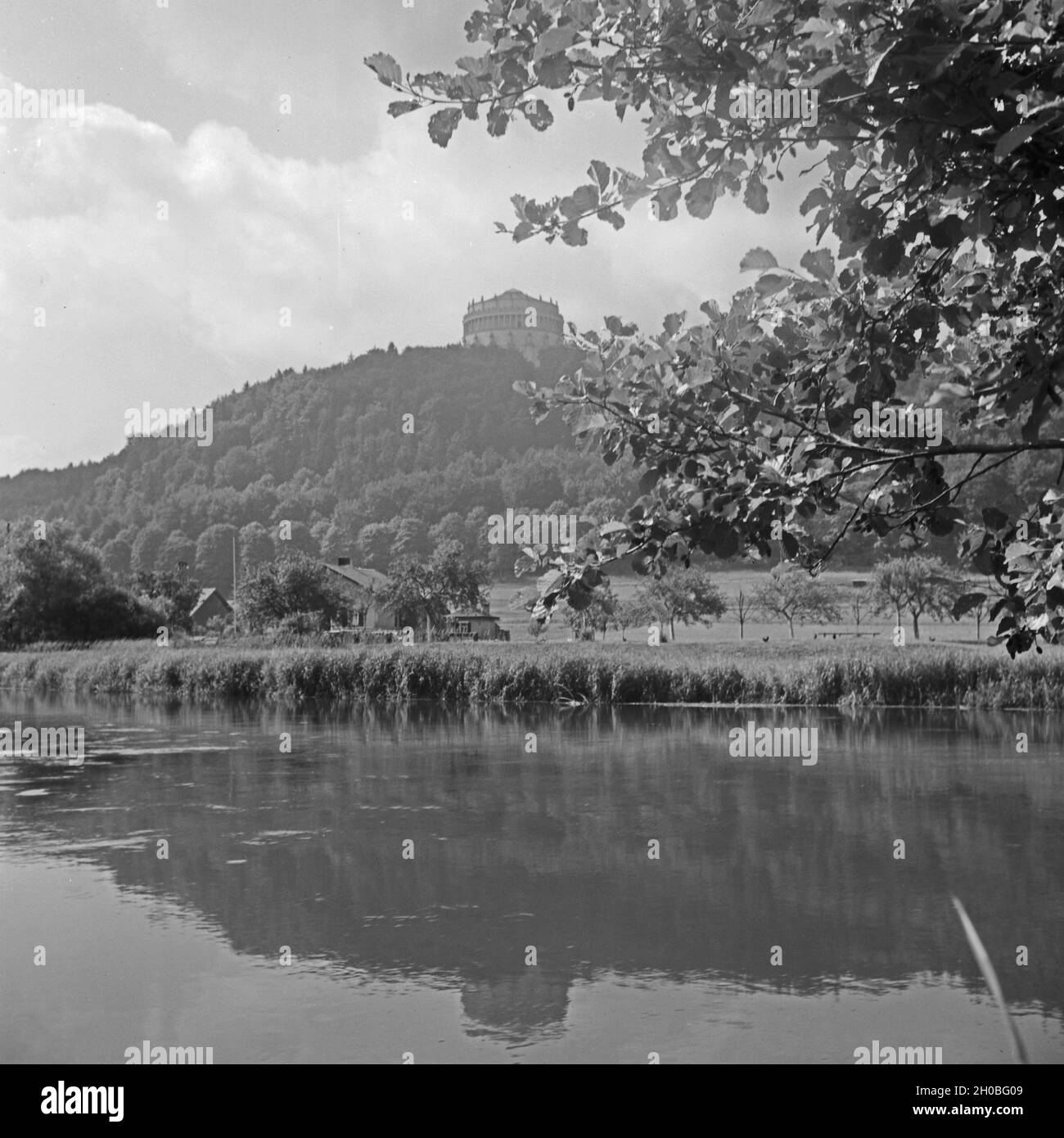 Blick auf die Befreiungshalle auf dem Michelsberg bei Kelheim, Deutschland 1930er Jahre. View to Michelsberg hill with liberation hall near Kelheim, Germany 1930s. Stock Photo