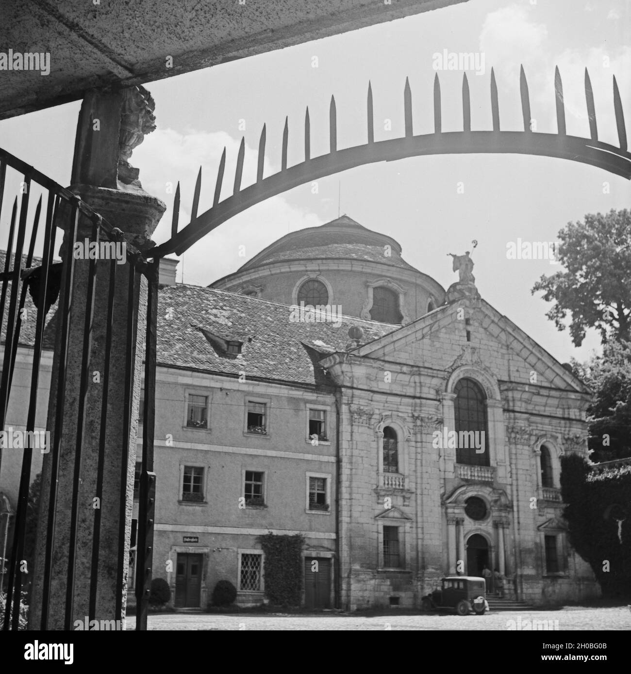 Im Innenhof von Kloster Weltenburg, Deutschland 1930er Jahre. Inner courtyard of Weltenburg Abbey, Germany 1930s. Stock Photo