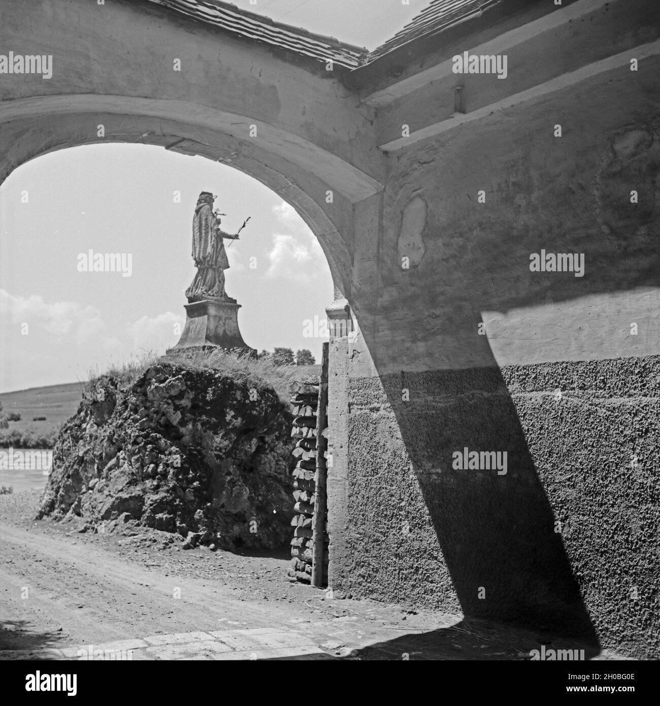 Statue und Schattenspiele im Innenhof von Kloster Weltenburg, Deutschland 1930er Jahre. Scultpure and shadow play at the inner courtyard of Weltenburg Abbey, Germany 1930s. Stock Photo