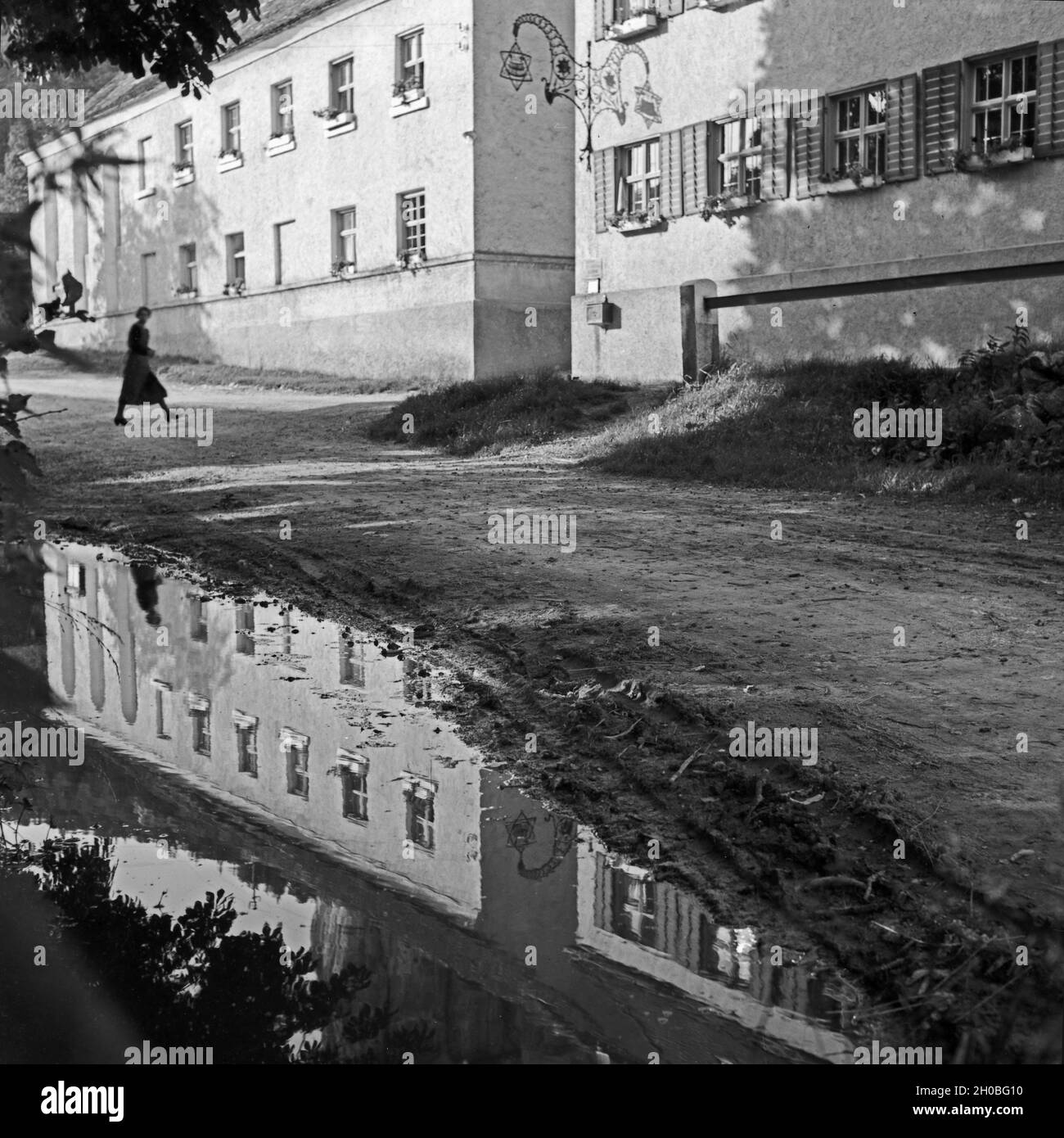 Wirtshaus und Hausbrauerei Riemhofer in Riedenburg im Altmühltal, Deutschland 1930er Jahre. Riemhofer's inn with own brewery at Riedenburg at Altmuehltal, Germany 1930s. Stock Photo