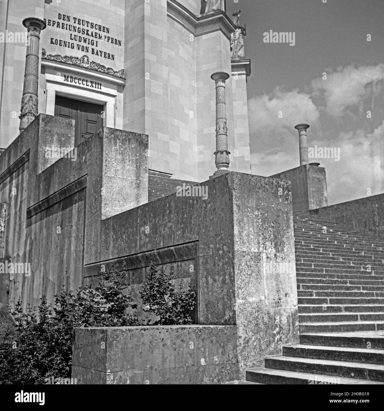 Treppe und Eingang zur Befreiungshalle auf dem Michelsberg bei Kelheim,  Deutschland 1930er Jahre. Stairs and entrance to liberation hall at  Michelsberg hill near Kelheim, Germany 1930s Stock Photo - Alamy