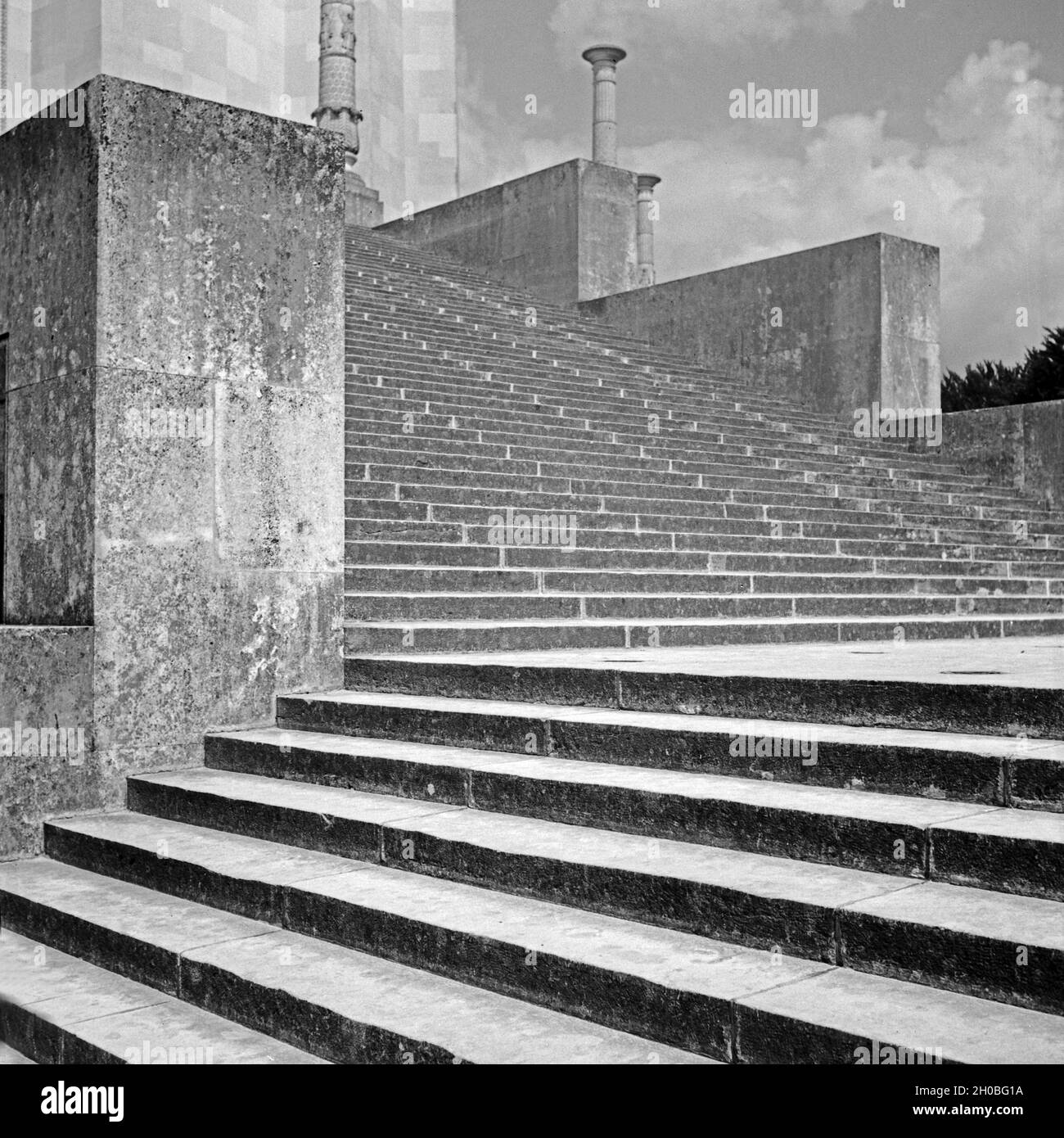 Blick auf die Treppe zur Befreiungshalle bei Kelheim, Deutschland 1930er Jahre. View to the stair of liberation hall near Kelheim, Germany 1930s. Stock Photo