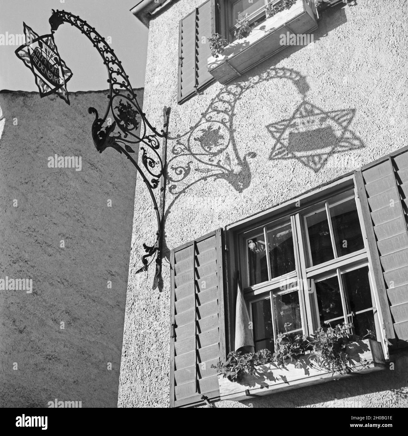 Wirtshausschild der Hausbrauerei Riemhofer in Riedenburg im Altmühltal, Deutschland 1930er Jahre. Sign of an inn with own brewery at Riedenburg at Altmuehltal, Germany 1930s. Stock Photo