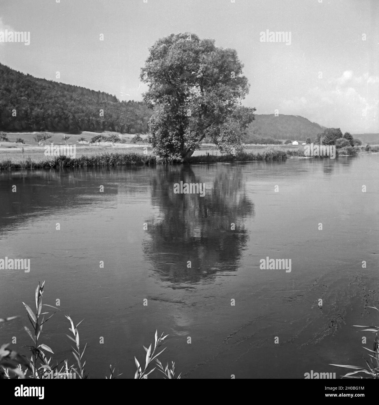 Blick in das romantische Altmühltal bei Kelheim, Deutschland 1930er Jahre. View to romantic Altmuehltal valley near Kelheim, Germany 1930s. Stock Photo