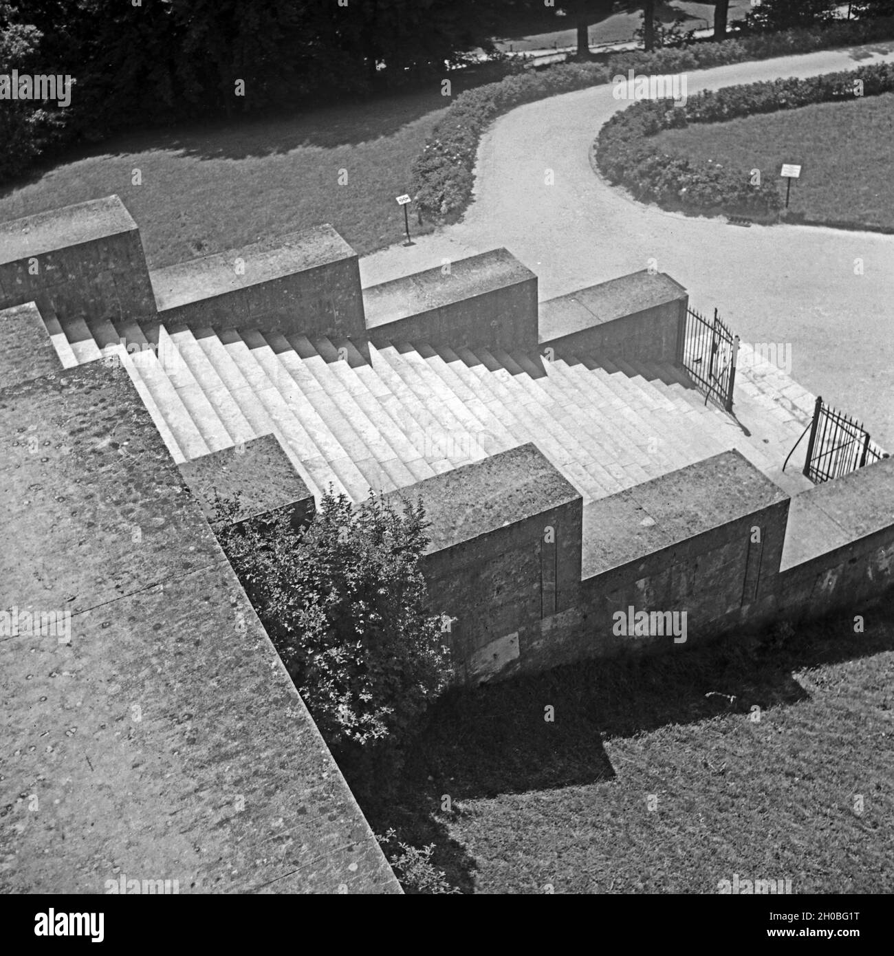 Blick auf die Treppe zur Befreiungshalle bei Kelheim, Deutschland 1930er Jahre. View to the stair of liberation hall near Kelheim, Germany 1930s. Stock Photo
