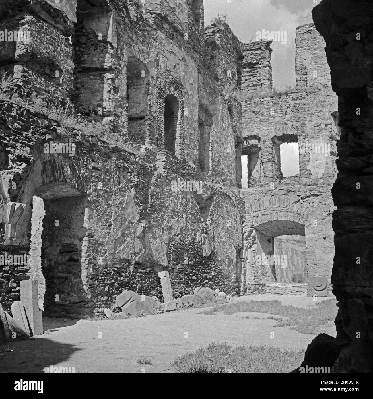 In der Ruine der Burg Rheinfels bei St. Goar, Deutschland 1930er Jahre. Inside the remains of Rheinfels castle near St. Goar, Germany 1930s. Stock Photo