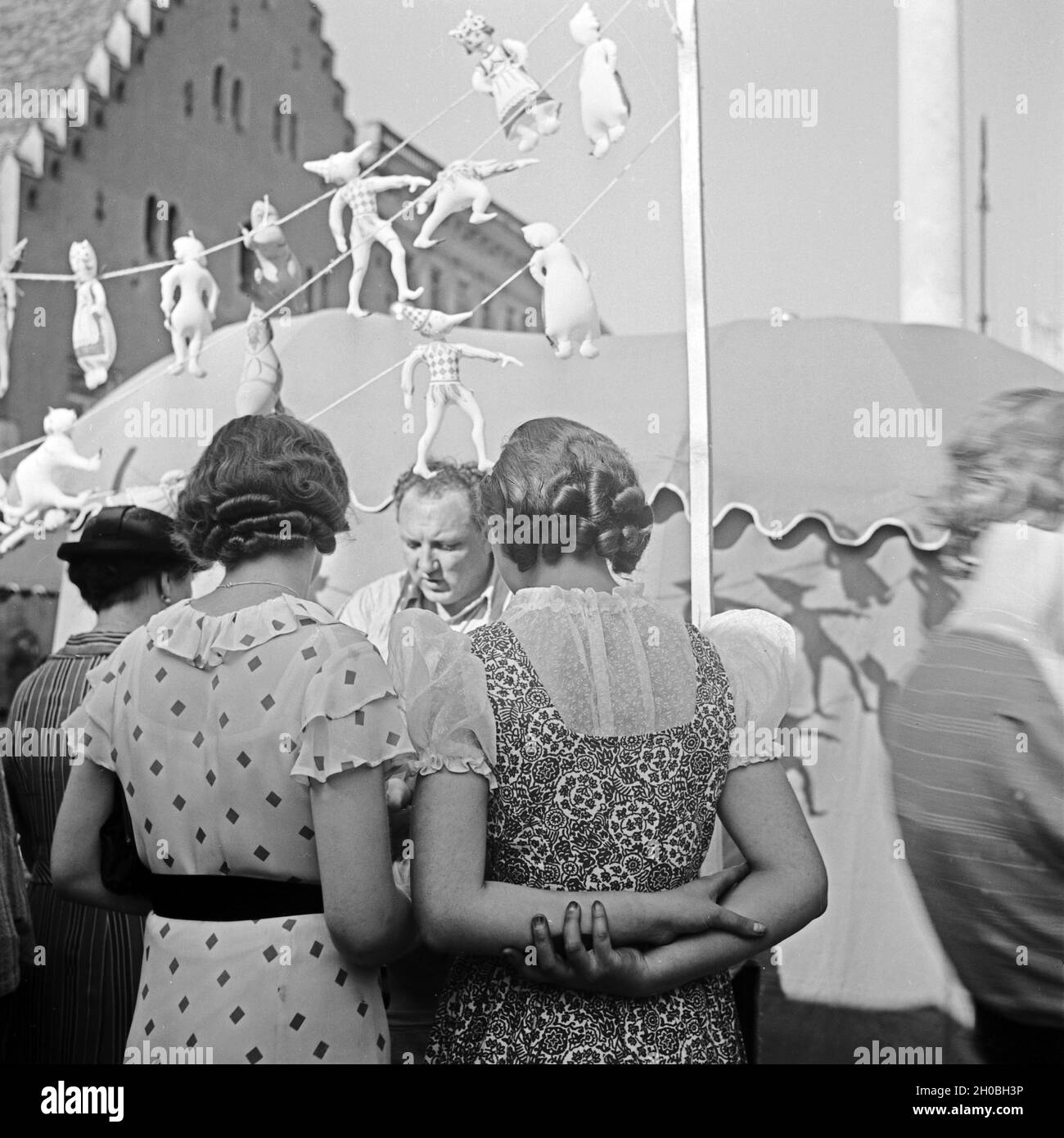 Menschen besuchen einen Stand auf einem Volksfest in Passau, Deutschland 1930er Jahre. People visiting a booth at an annual fair at Passau, Germany 1930s. Stock Photo