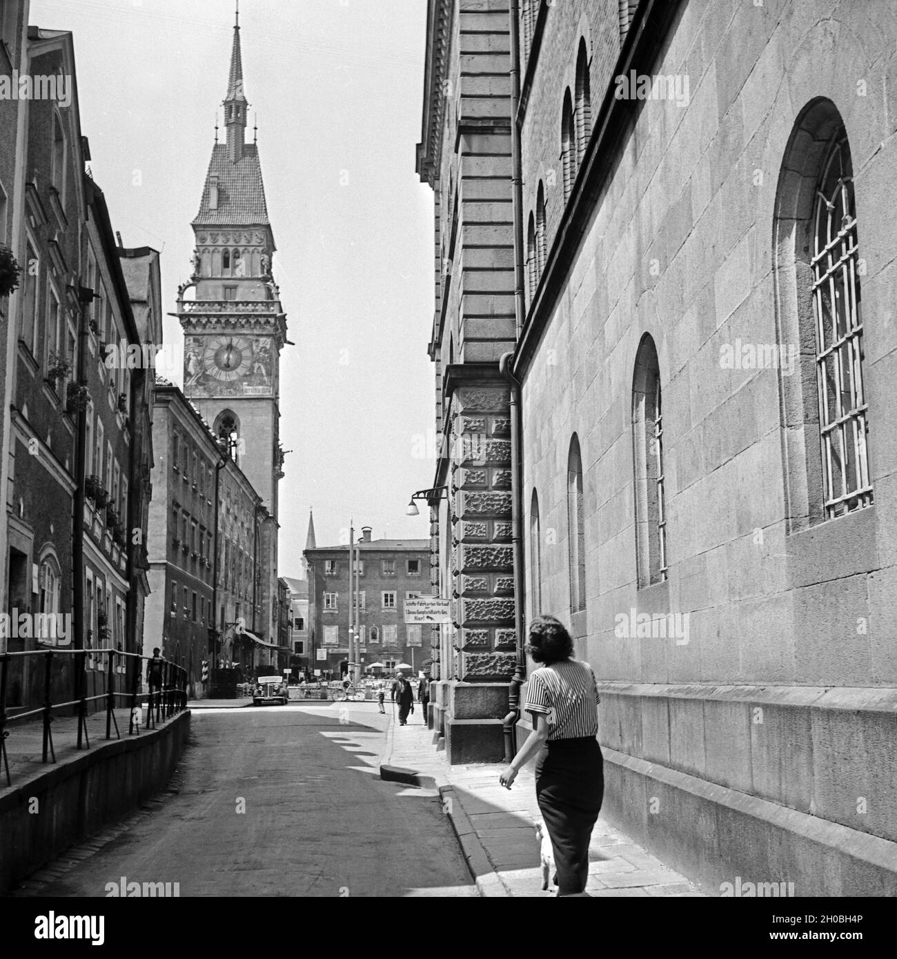 Blick auf den Rathausturm im Stadtkern von Passau, Deutschland 1930er Jahre. View to the belfry of the city hall of Passau, Germany 1930s. Stock Photo