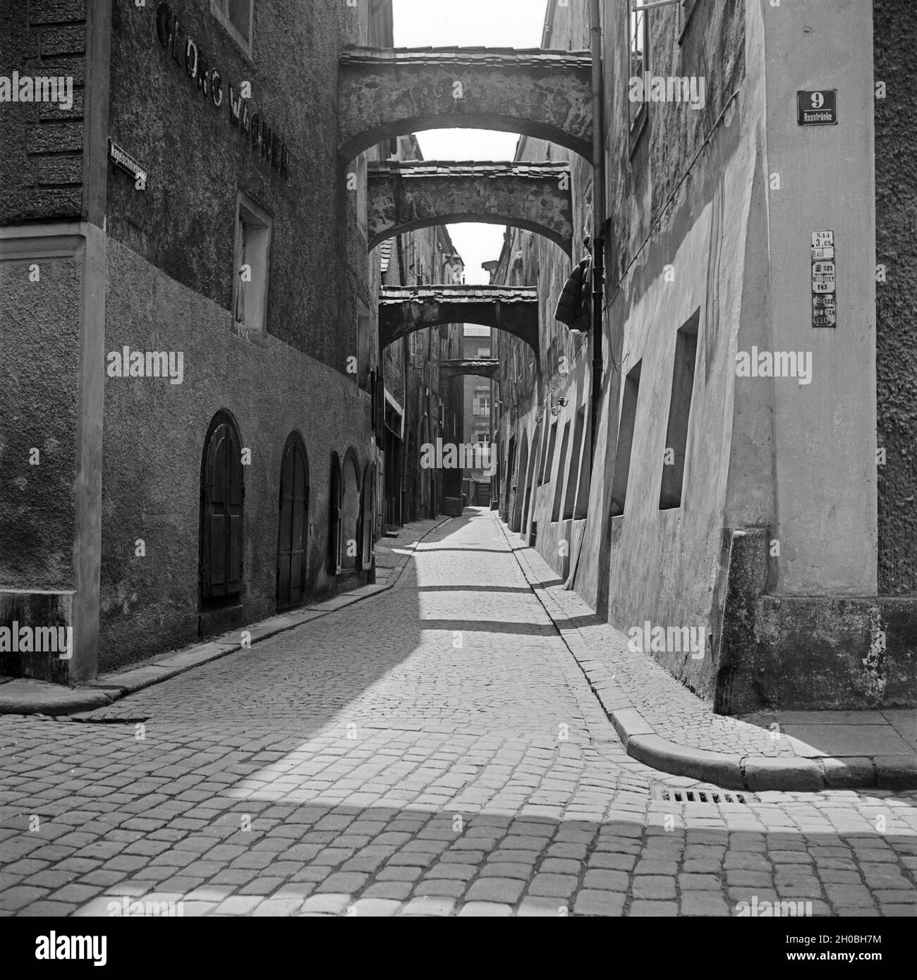 Blick in die Nagelschmiedgasse von der Rosstränke aus gesehen in Passau, Deutschland 1930er Jahre. View to Nagelschmiedgasse lane, seen from Rosstraenke street at Passau, Germany 1930s. Stock Photo