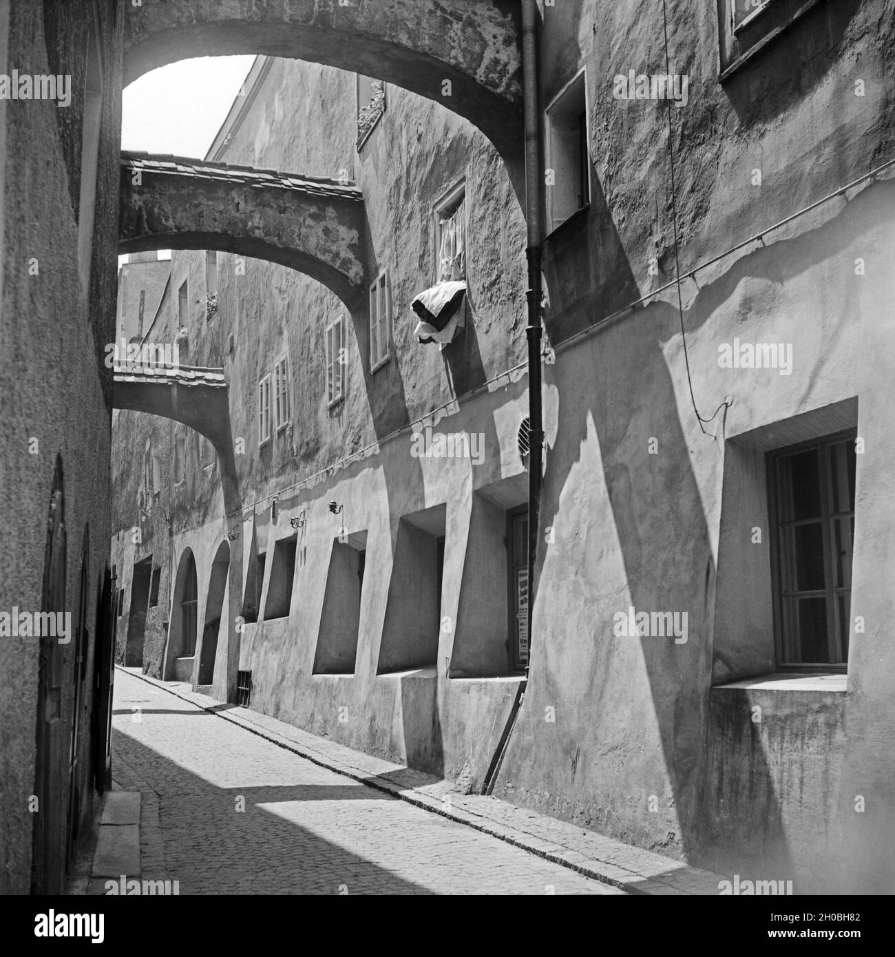 Blick in die Nagelschmiedgasse von der Rosstränke aus gesehen in Passau, Deutschland 1930er Jahre. View to Nagelschmiedgasse lane, seen from Rosstraenke street at Passau, Germany 1930s. Stock Photo