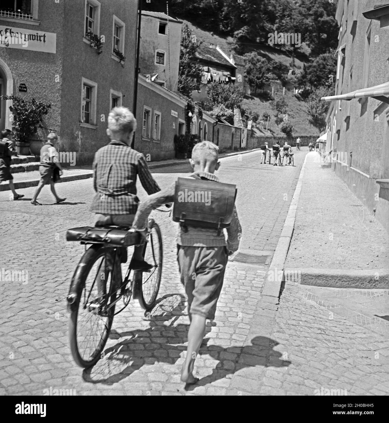 Kinder gehen von der Schule nach Hause in Burghausen, Deutschland 1930er Jahre. Children going home from school at Burghausen, Germany 1930s. Stock Photo