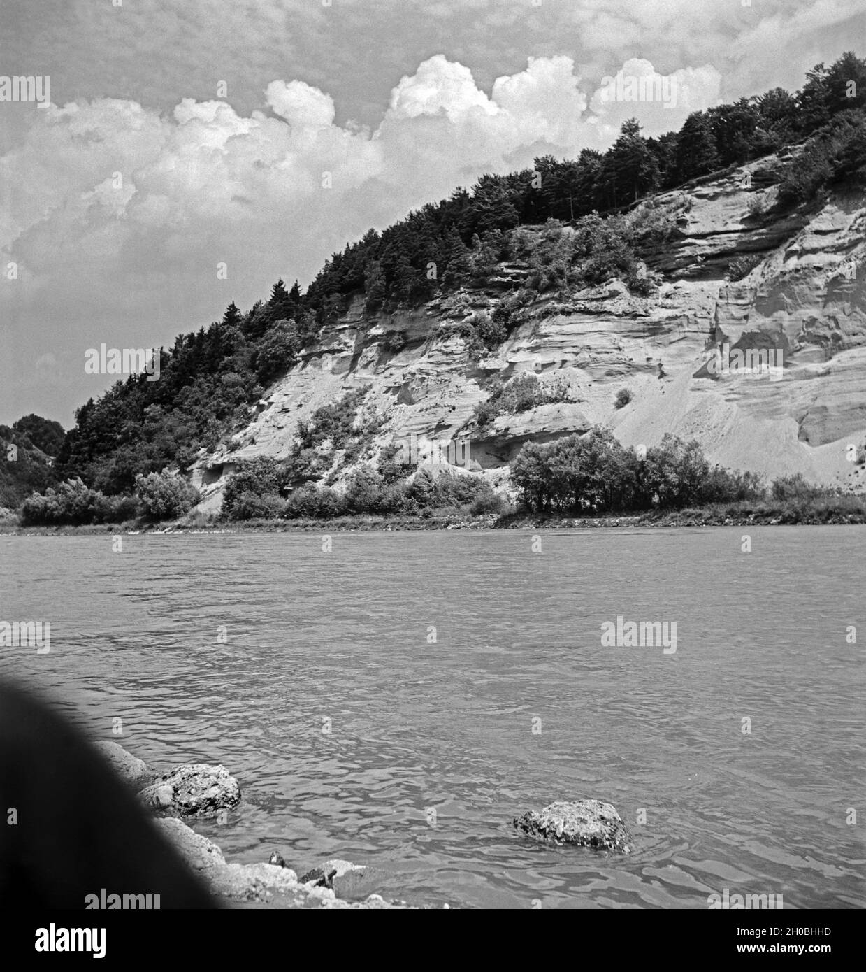 Die Salzach bei Burghausen, Deutschland 1930er Jahre. River Salzach near Burghausen, Germany 1930s. Stock Photo