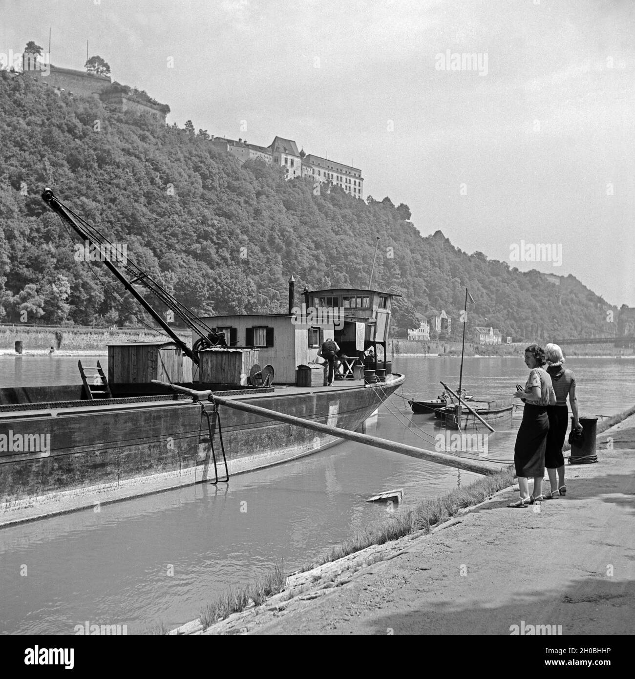 Zwei Frauen am Ufer der Donau in Passau mit Blick auf die Veste Oberhaus, Deutschland 1930er Jahre. Two women on the shore of river Danube at Passau with view to Oberhaus castle, Germany 1930s. Stock Photo
