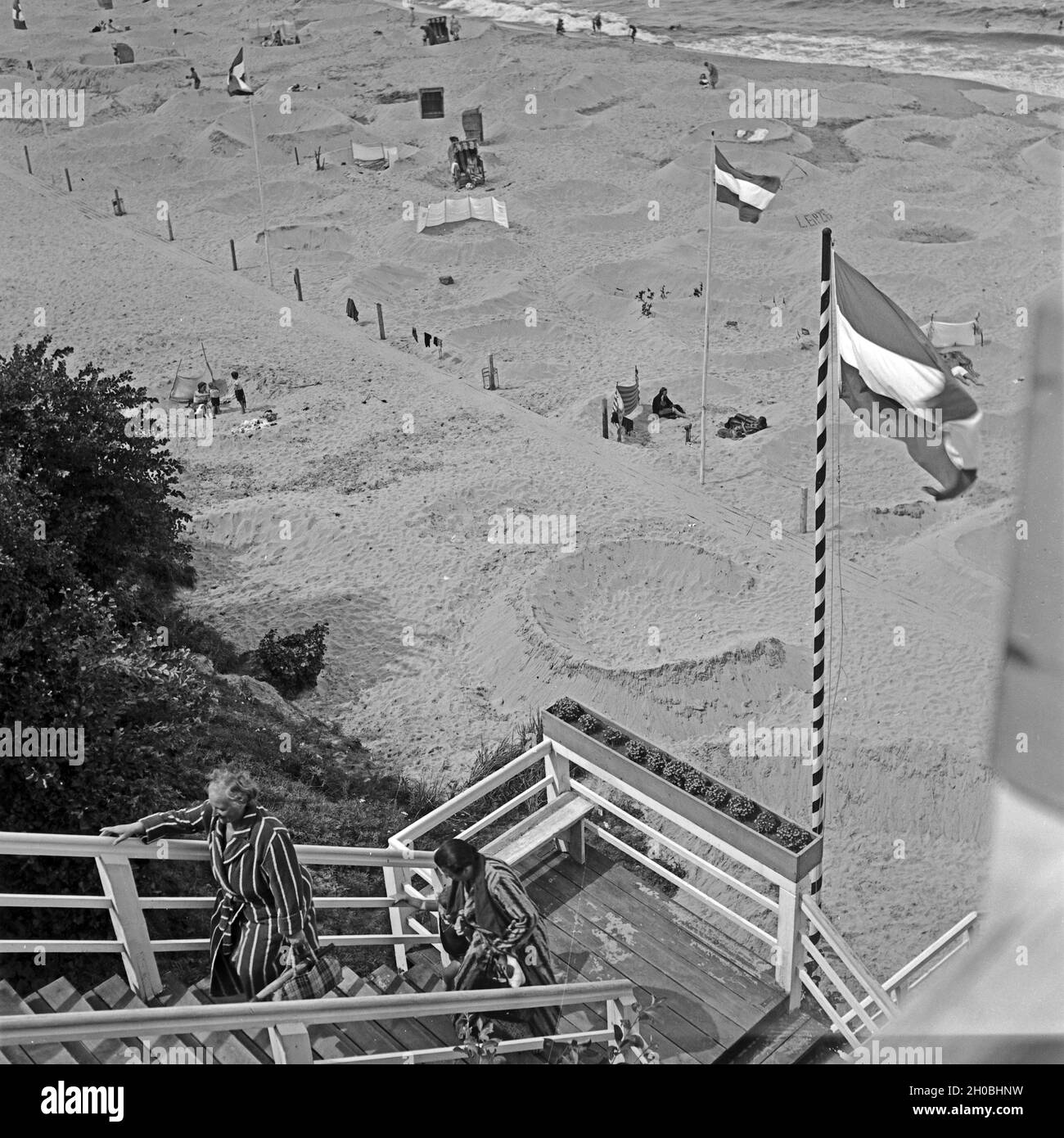 Am Strand des renommierten Ostseebads Rauschen im Samland in Ostpreußen, Deutschland 1930er Jahre. At the beach of the Baltic Sea bath Rauschen in Sambia region in East Prussia, Germany 1930s. Stock Photo