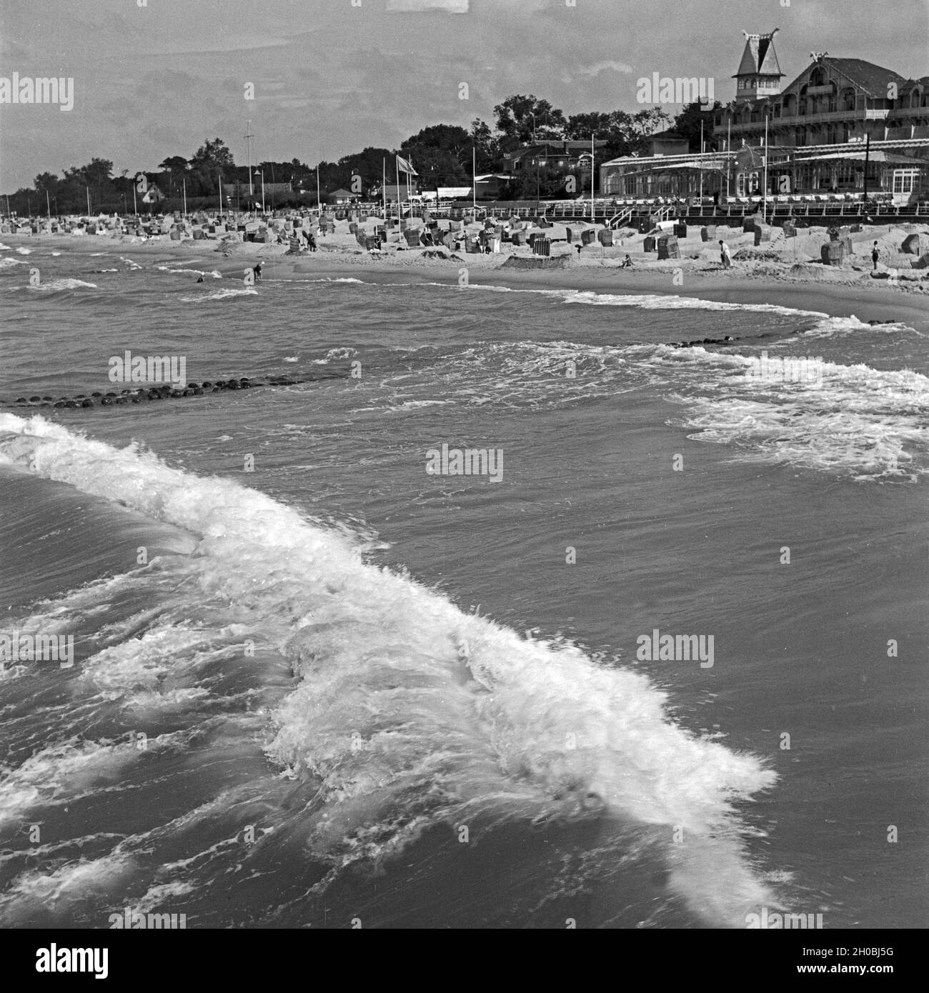 Strand am Ostseebad Zoppot in der Danziger Bucht in Ostpreußen, Deutschland 1930er Jahre. Beach at Baltic Sea spa of Zoppot in East Prussia, Germany 1930s. Stock Photo