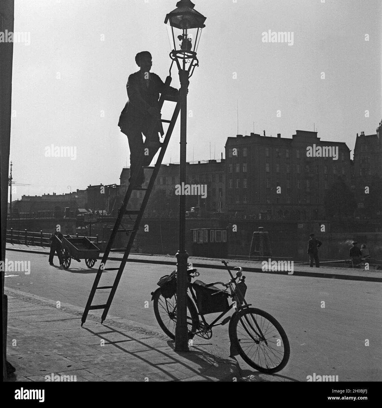 Eine Straßenlaterne an der Ecke Holzstraße in Königsberg in Ostpreußen wird  repariert, Deutschland 1930er Jahre. A gas lantern is being checked at the  corner of Holstrasse street at Koenigsberg in East Prussia,