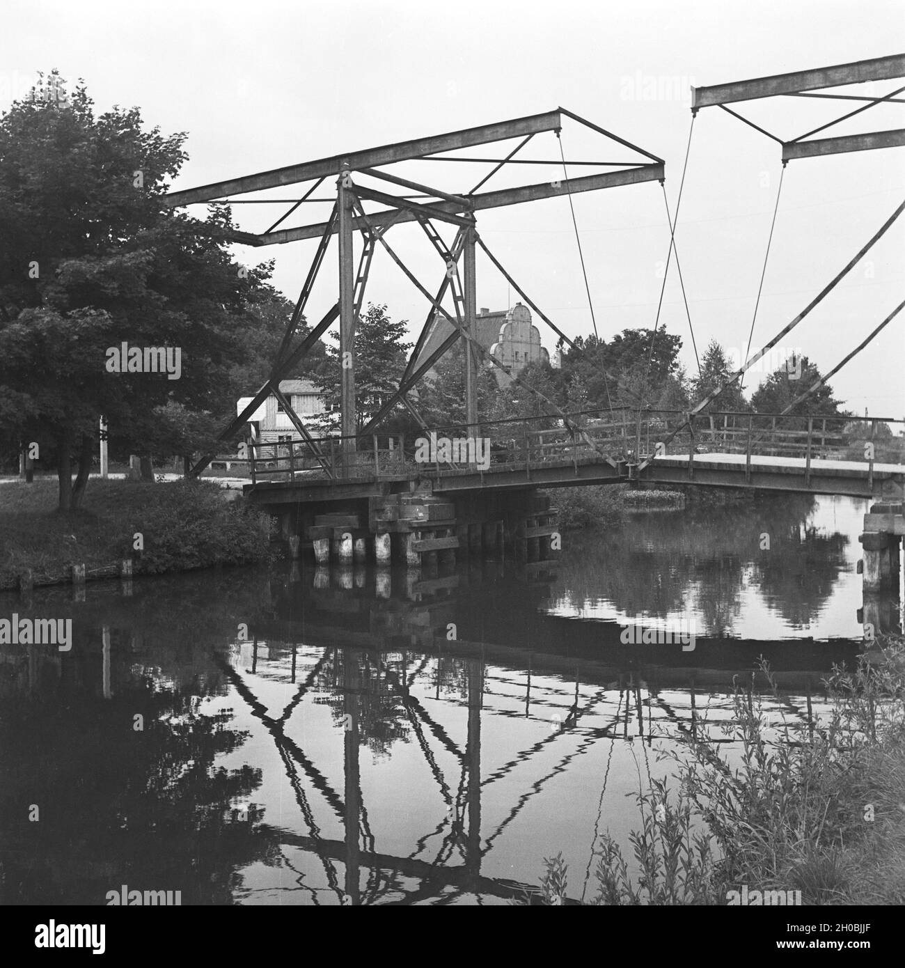Alte Ziehbrücke in Lötzen in Masuren in Ostpreußen, Deutschland 1930er Jahre. Old draw brdge at Loetzen in Masuria in East Prussia, Germany 1930s. Stock Photo