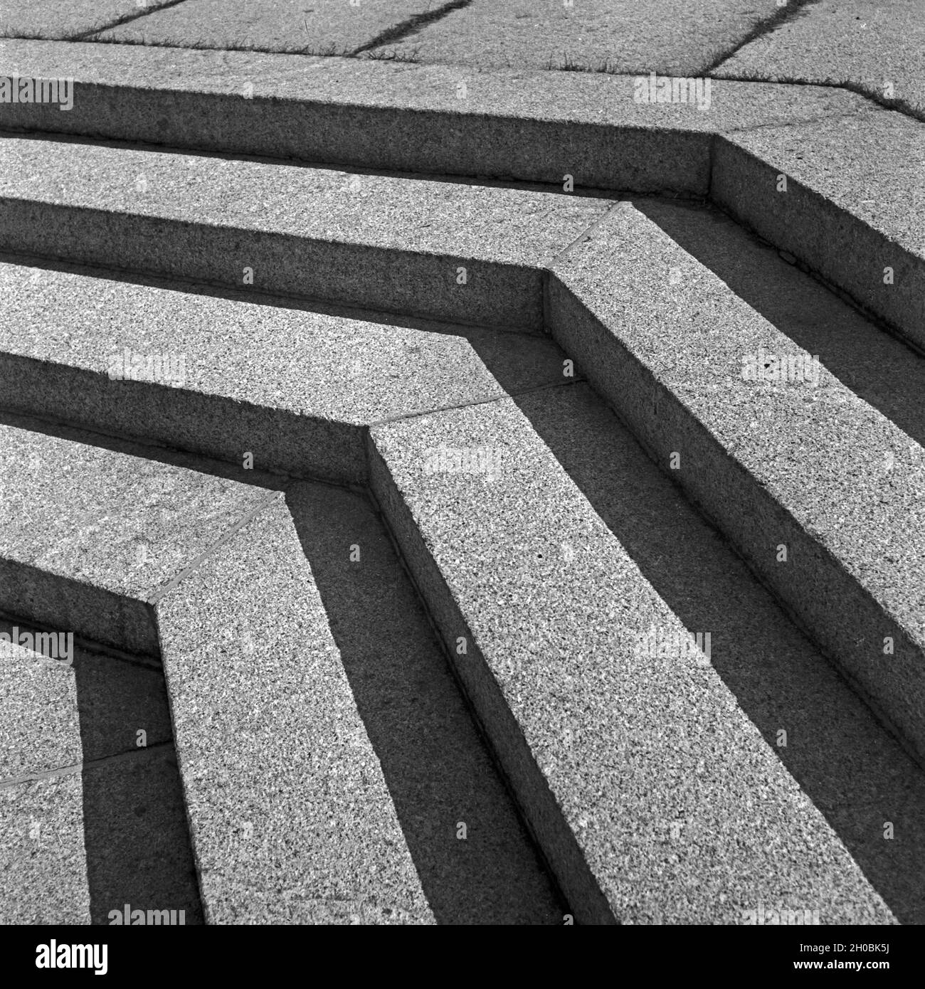 Treppe im Sonnenschein im Innenhof im Tannenberg Denkmal bei Hohenstein in Ostpreußen, Deutschland 1930er Jahre. Stairs in the sunshine at the inner courtyard at the Tannenberg monument near Hohenstein in East Prussia, Germany 1930s. Stock Photo
