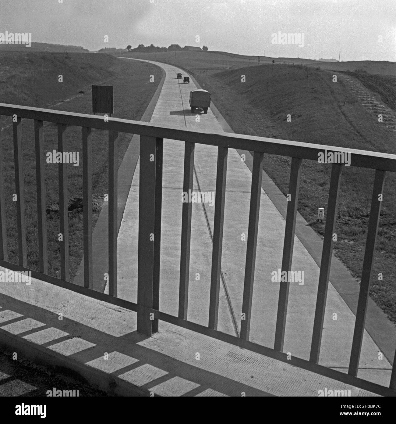 Auf der Autobahn nach Elbing in Masuren, Ostpreußen, Deutschland 1930er Jahre. On the highway in Elbing direction, East Prussia, Germany 1930s. Stock Photo