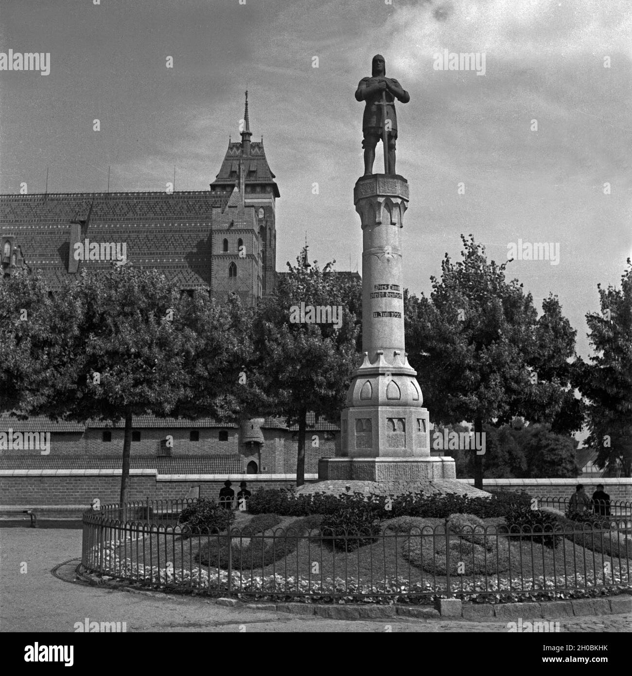 Die Ordensburg Marienburg mit dem Abstimmungsdenkmal von 11. Juli 1920 in Ostpreußen, 1930er Jahre. Ordensburg Marienburg with ballot monument at East Prussia, Germany 1930s. Stock Photo