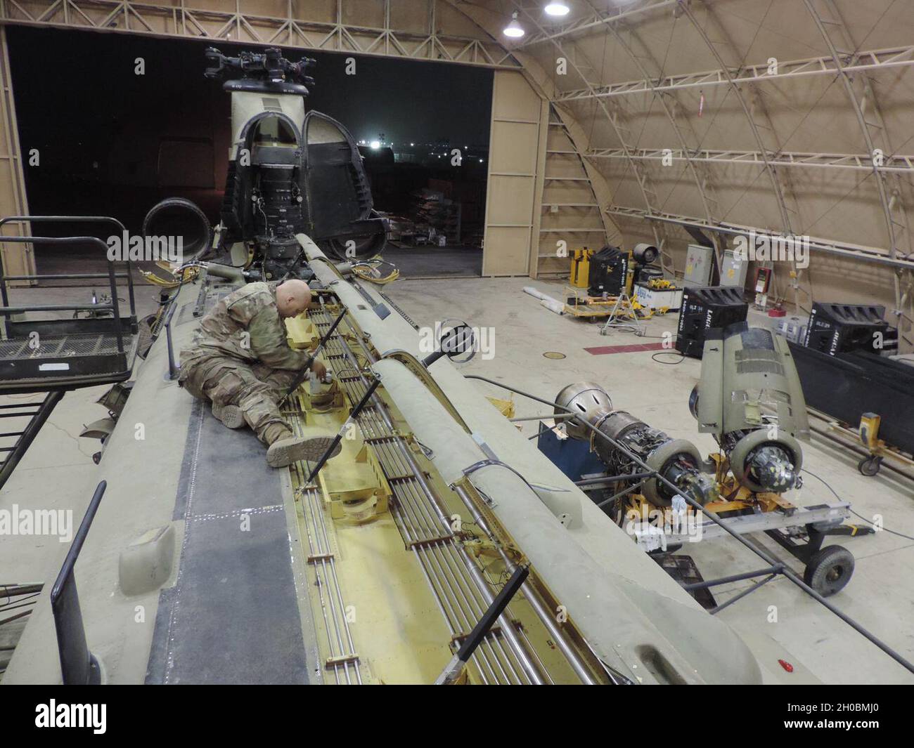 U.S. Soldiers with Bravo Company, 628th Aviation Support Battalion ...