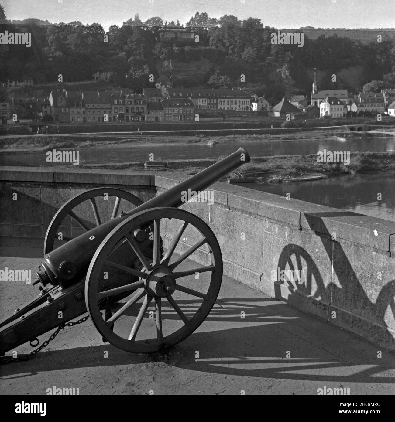 Historische Kanone in Feyen Weismark, einem Stadtteil im Süden von Trier, Deutschland 1930er Jahre. Historical cannon at Feyen Weismark, a suburb in the south of Trier, Germany 1930s. Stock Photo