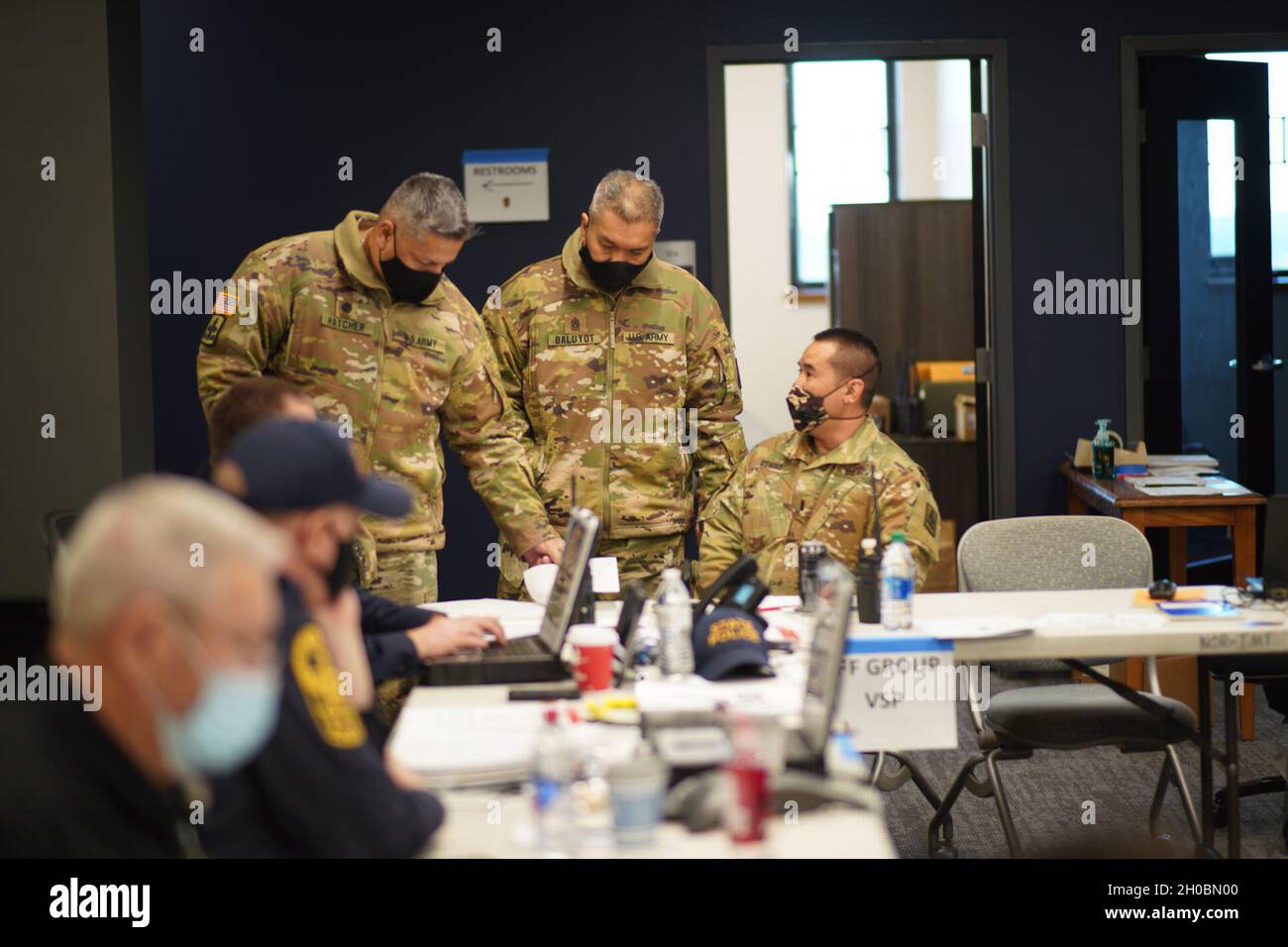 U.S. Army Soldiers with the Hawaii National Guard liaise with Virginia State Police to coordinate traffic security operations, Jan. 20, 2021, Arlington, Va. At least 25,000 National Guard men and women have been authorized to conduct security, communication and logistical missions in support of federal and District authorities leading up and through the 59th Presidential Inauguration. Stock Photo