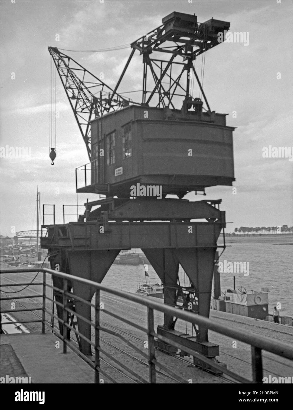 Verladekran im Hafen von Tilsit in Ostpreußen, 1930er Jahre. Crane at the harbor of Tilsit, East Prussia, 1930s. Stock Photo