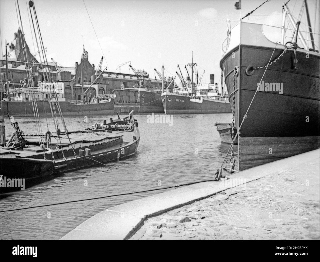 Schiffe im Innenhafen von Königsberg, Ostpreußen, 1930er Jahre. Ships at the inner harbor of Koenigsberg, East Prussia, 1930s. Stock Photo