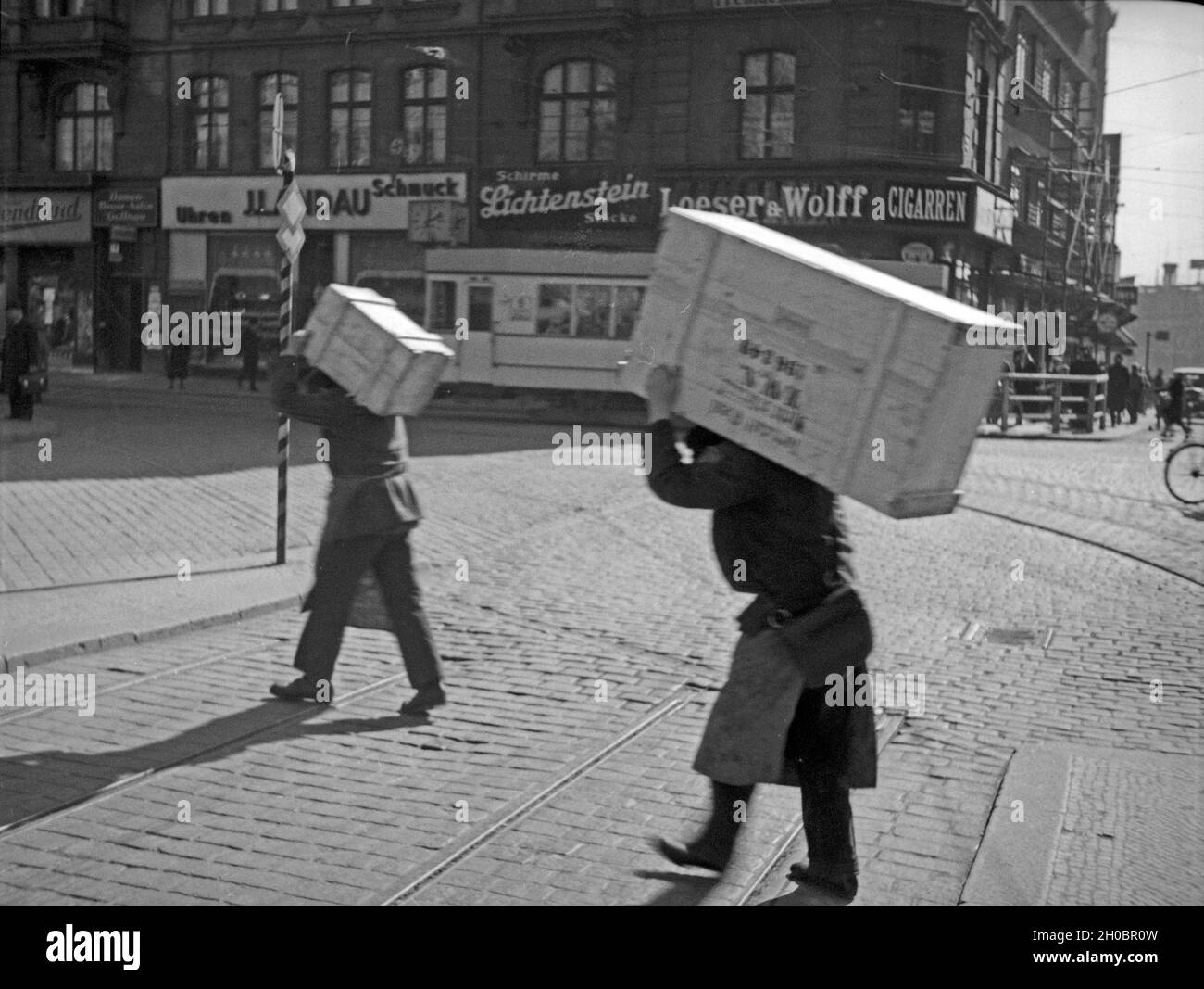 Straßenbild vor dem Opernplatz in Königsberg, Ostpreußen 1930er Jahre. Street shot at Opernplatz square at Koenigsberg, East Prussia,1930s. Stock Photo