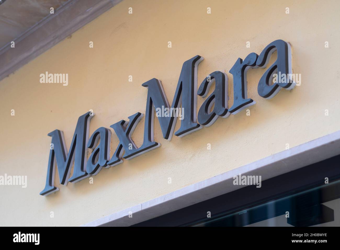 Max mara store hi-res stock photography and images - Alamy