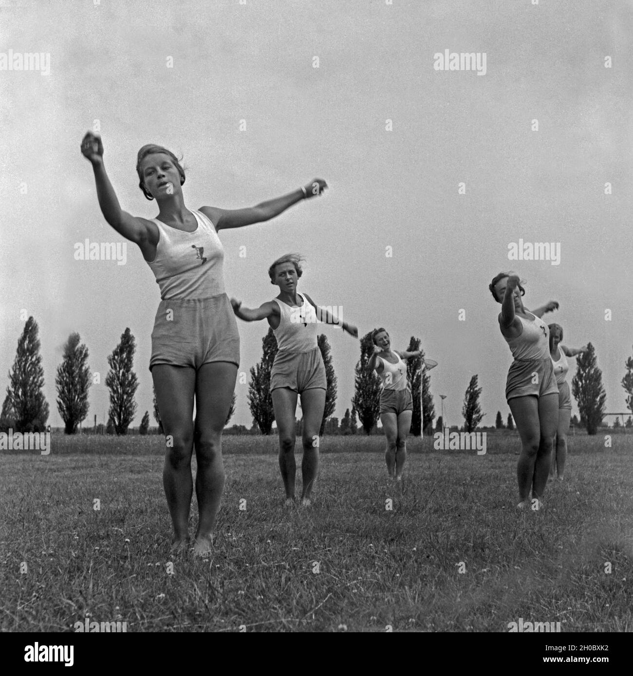 Frauen bei der Gymnastik in der Logau Musterschule für Frauenturnen in