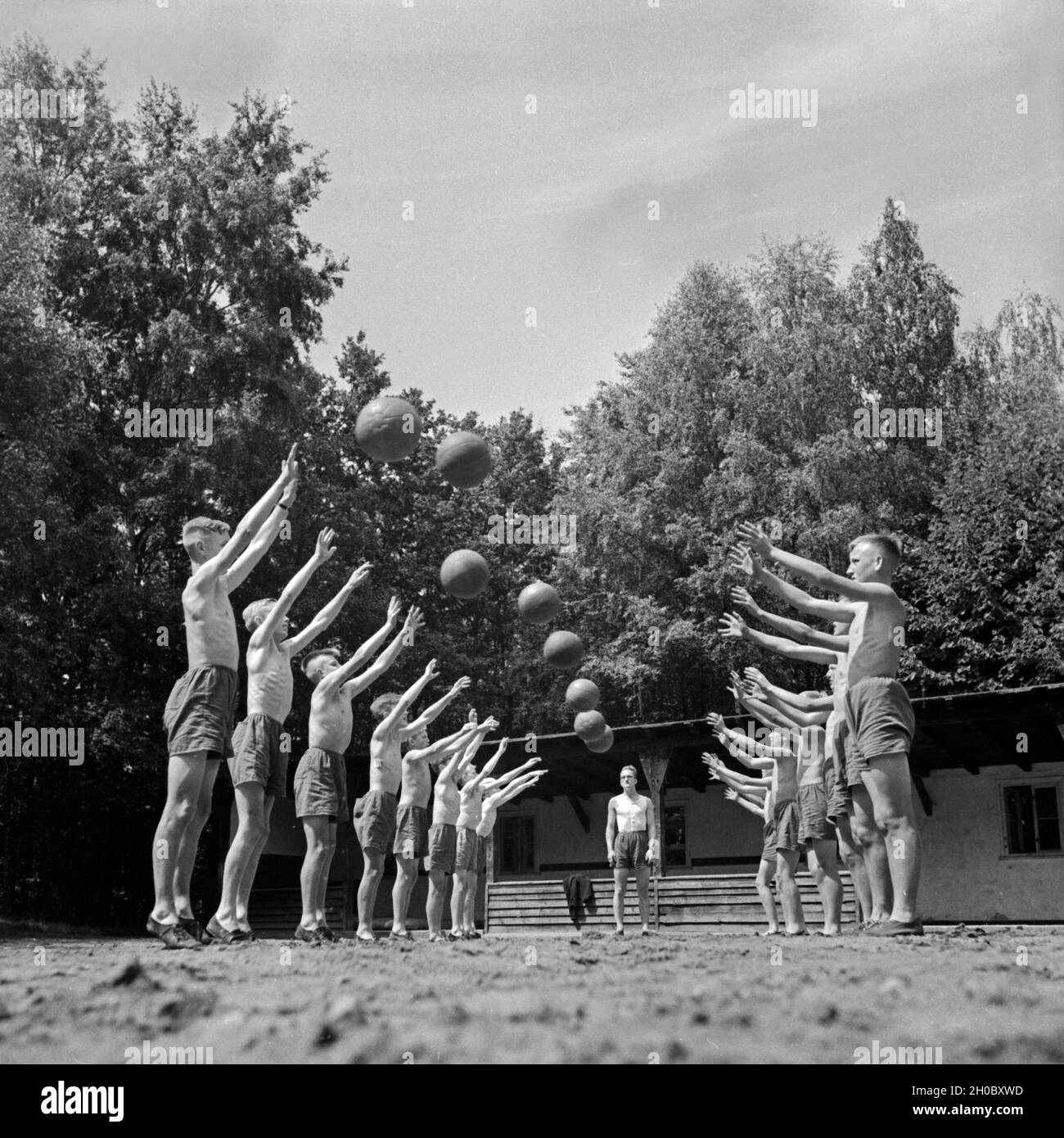 Die Jungen vom Landjahr Lager in Bevensen beim Frühsport, Deutschland 1930er Jahre. The boys of the Hitler youth camp at Bevensen doing their early morning exerising, Germany 1930s. Stock Photo